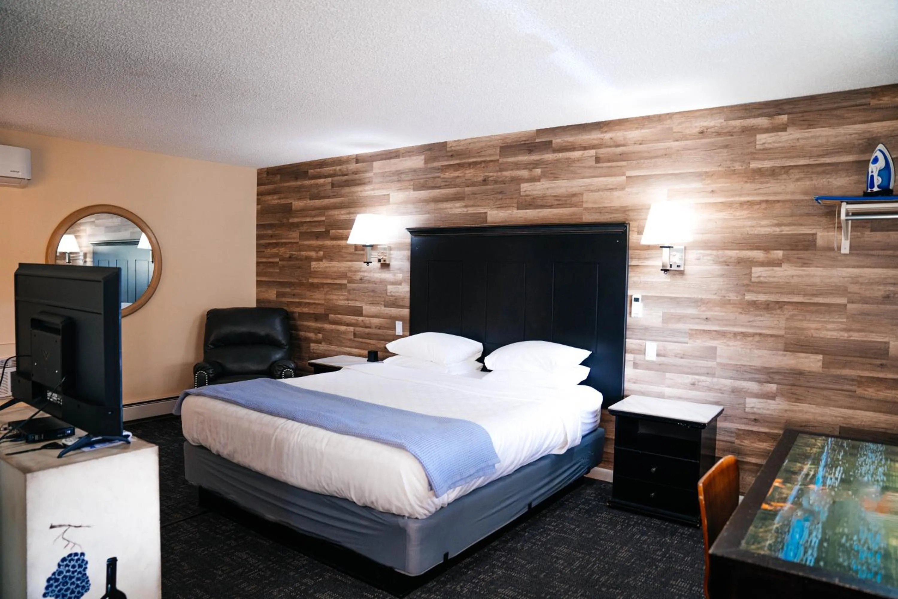 Bed in Salida Inn & Monarch Suites