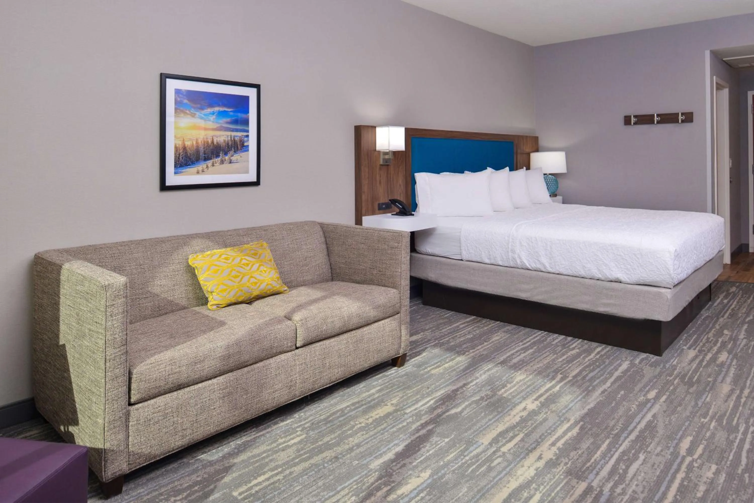 Living room, Bed in Hampton Inn & Suites Boise/Spectrum
