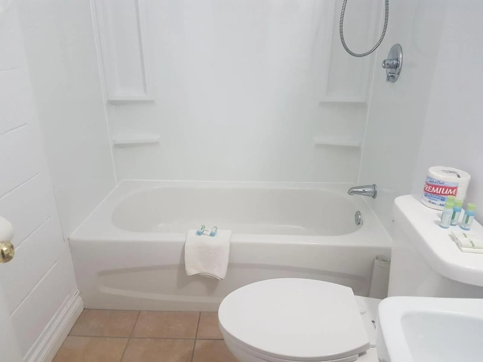 Bathroom in West Castle Motel