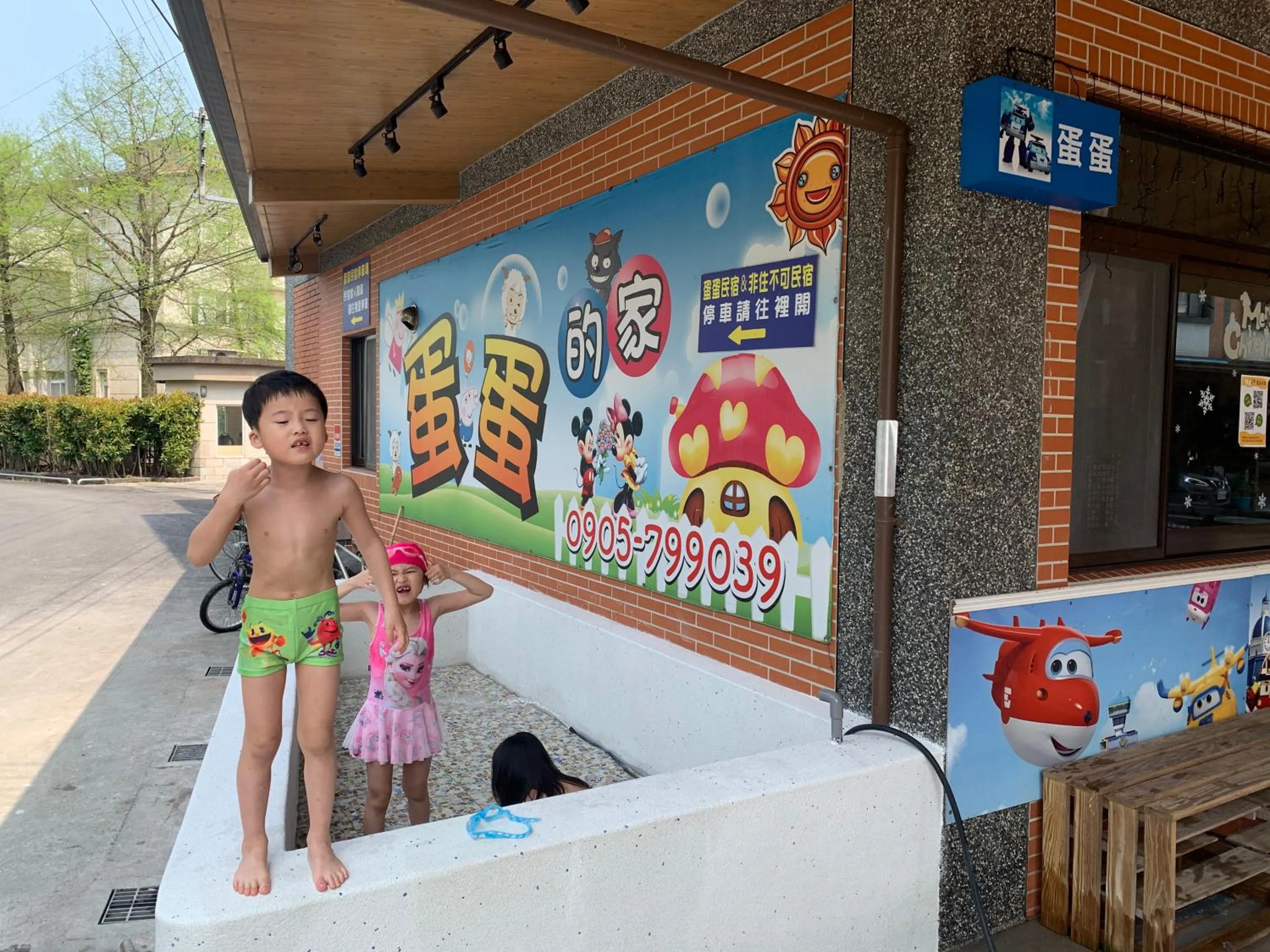 Swimming pool in The Hide Bed and breakfast