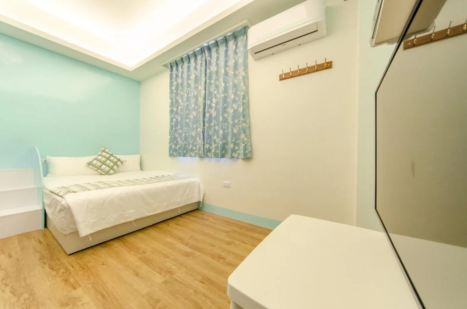 Bed in The Hide Bed and breakfast