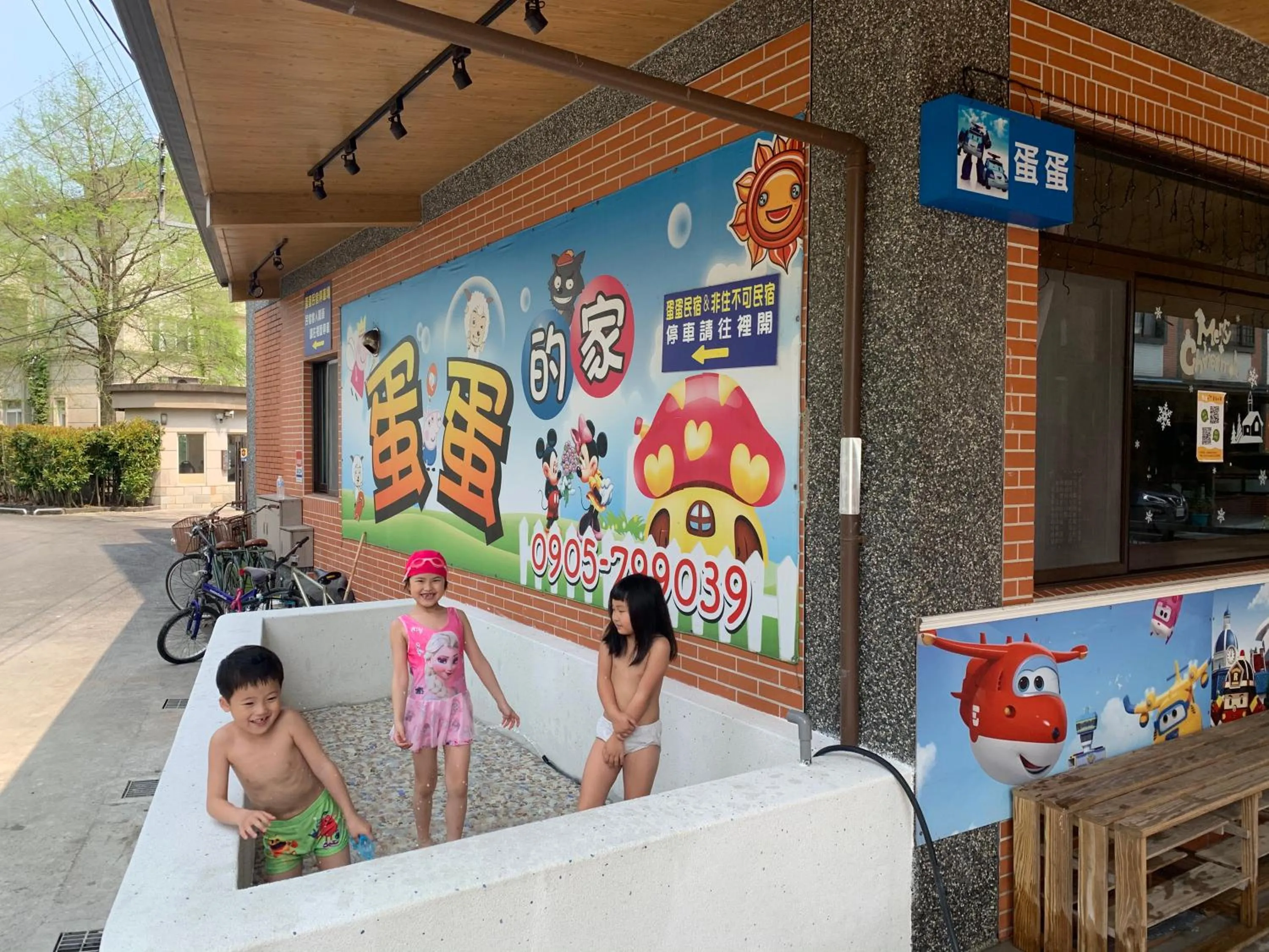Swimming pool in The Hide Bed and breakfast