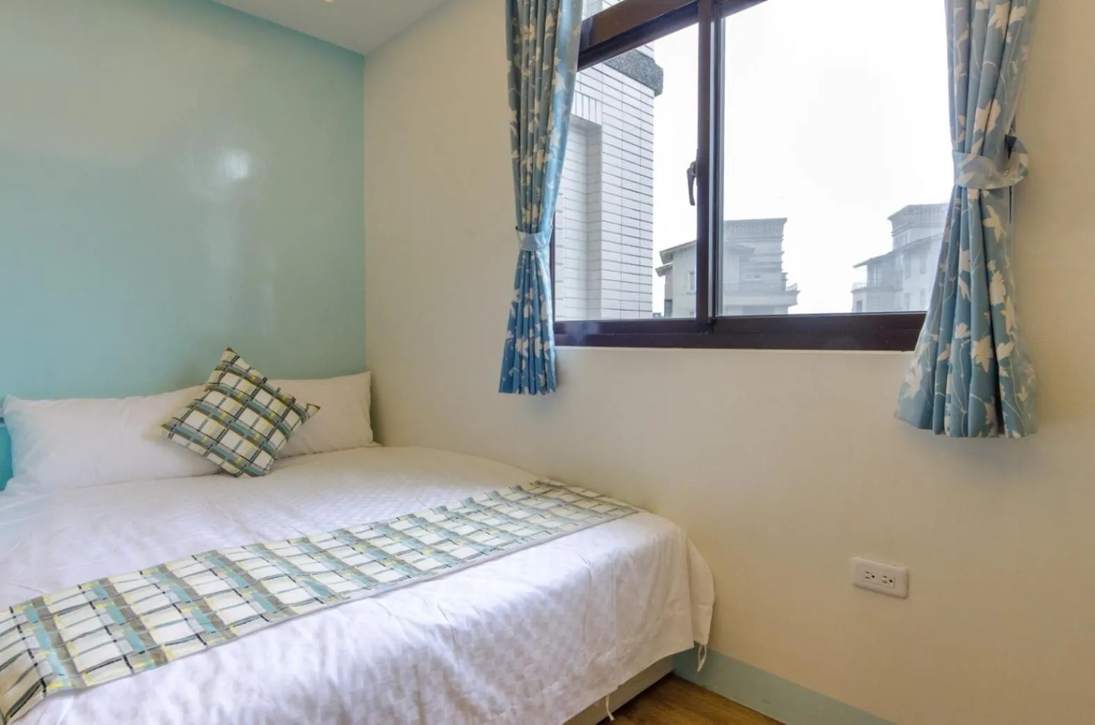 Bed in The Hide Bed and breakfast