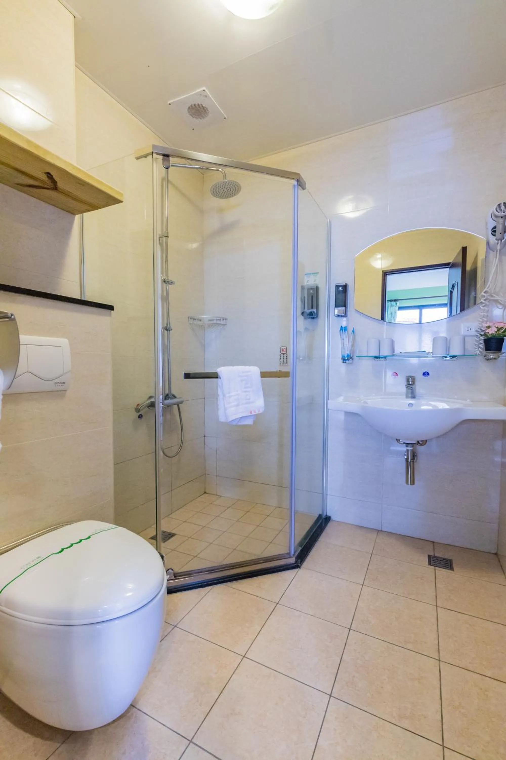 Shower in The Hide Bed and breakfast