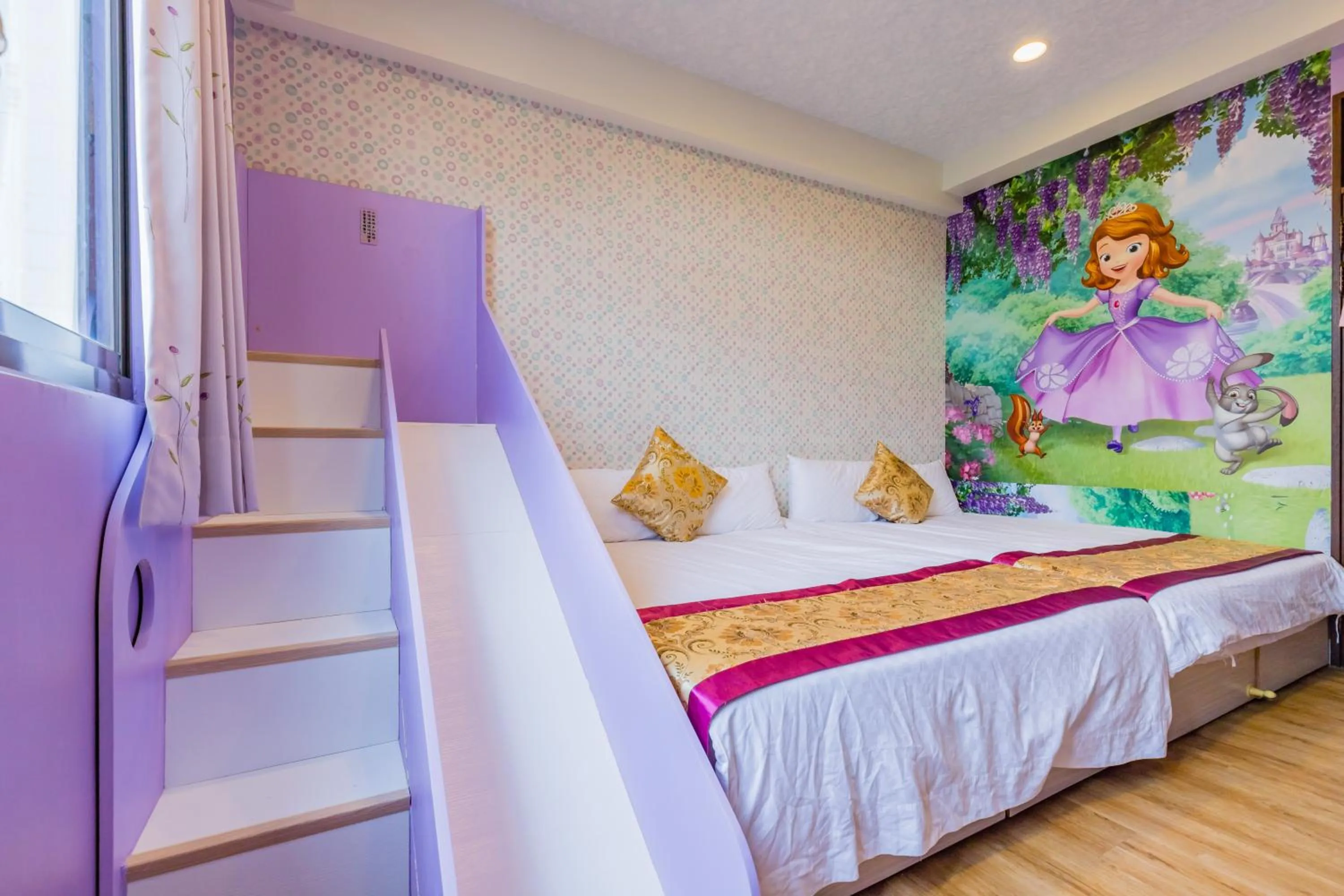 Bed in The Hide Bed and breakfast