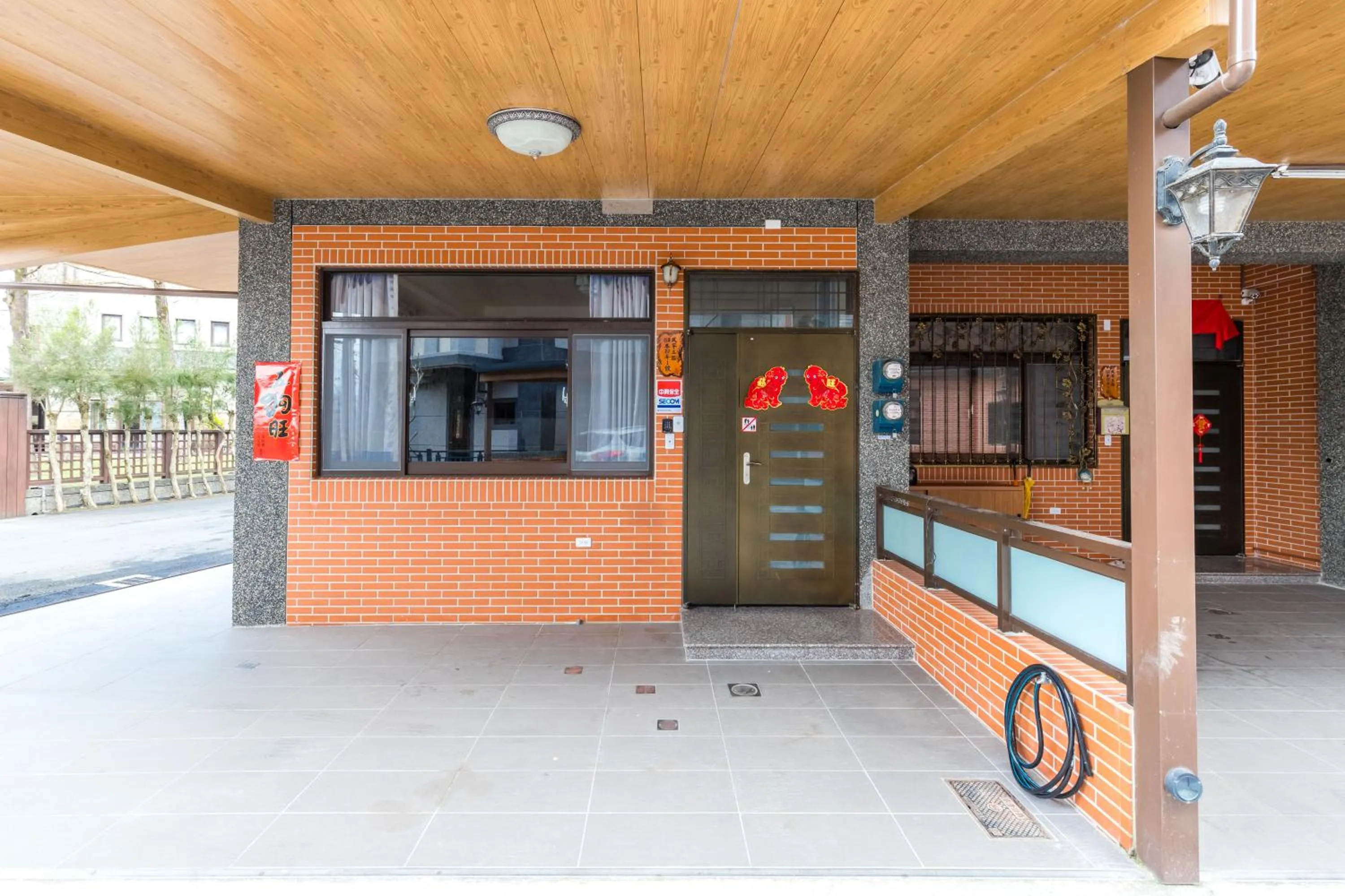 Facade/entrance in The Hide Bed and breakfast