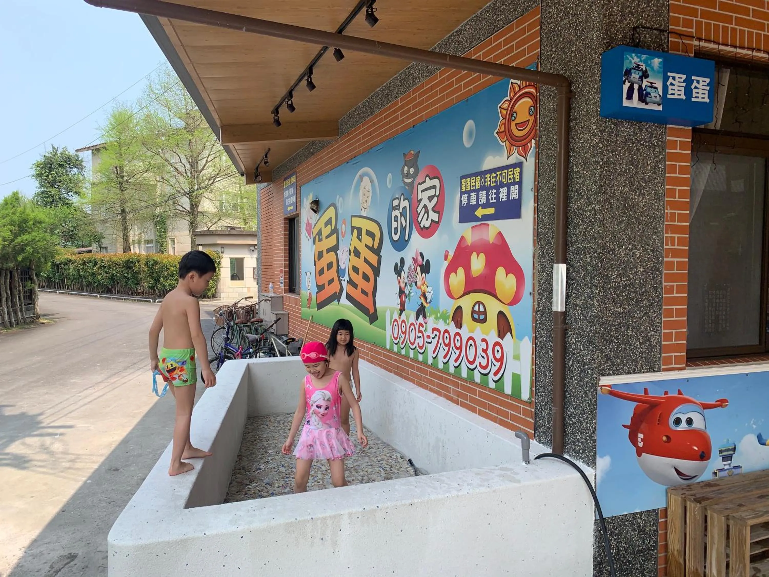 Pool view in The Hide Bed and breakfast