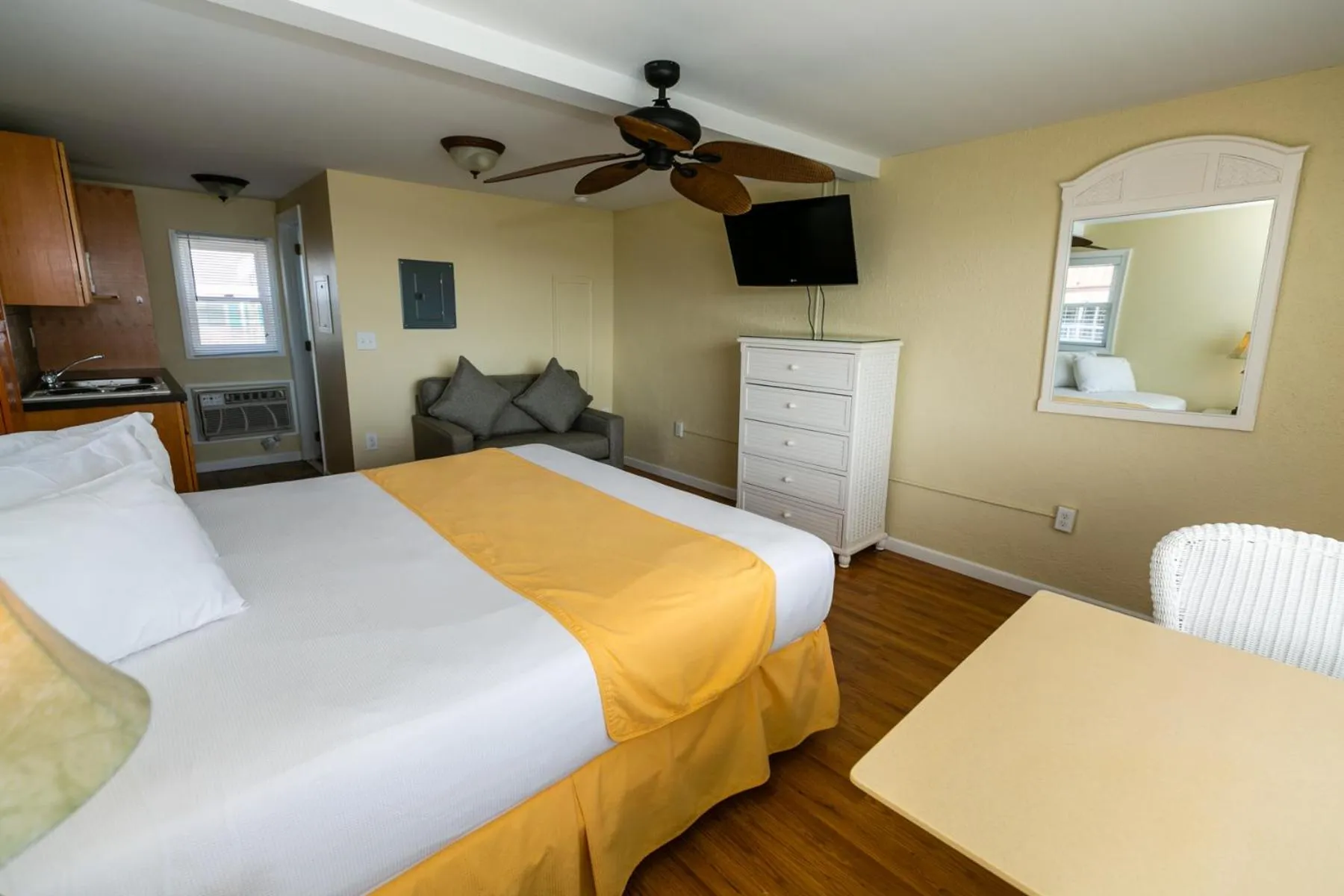 Bed in American Safari Motel Wildwood Crest Beach