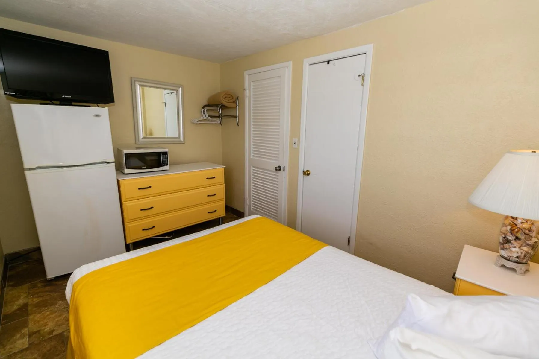 Bed in American Safari Motel Wildwood Crest Beach