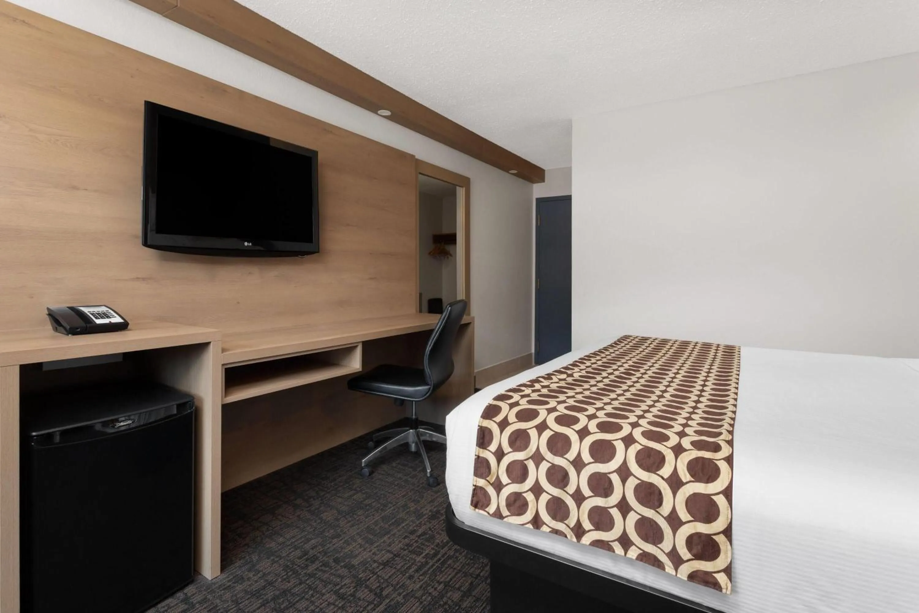 Photo of the whole room, Bed in Travelodge by Wyndham Blairmore