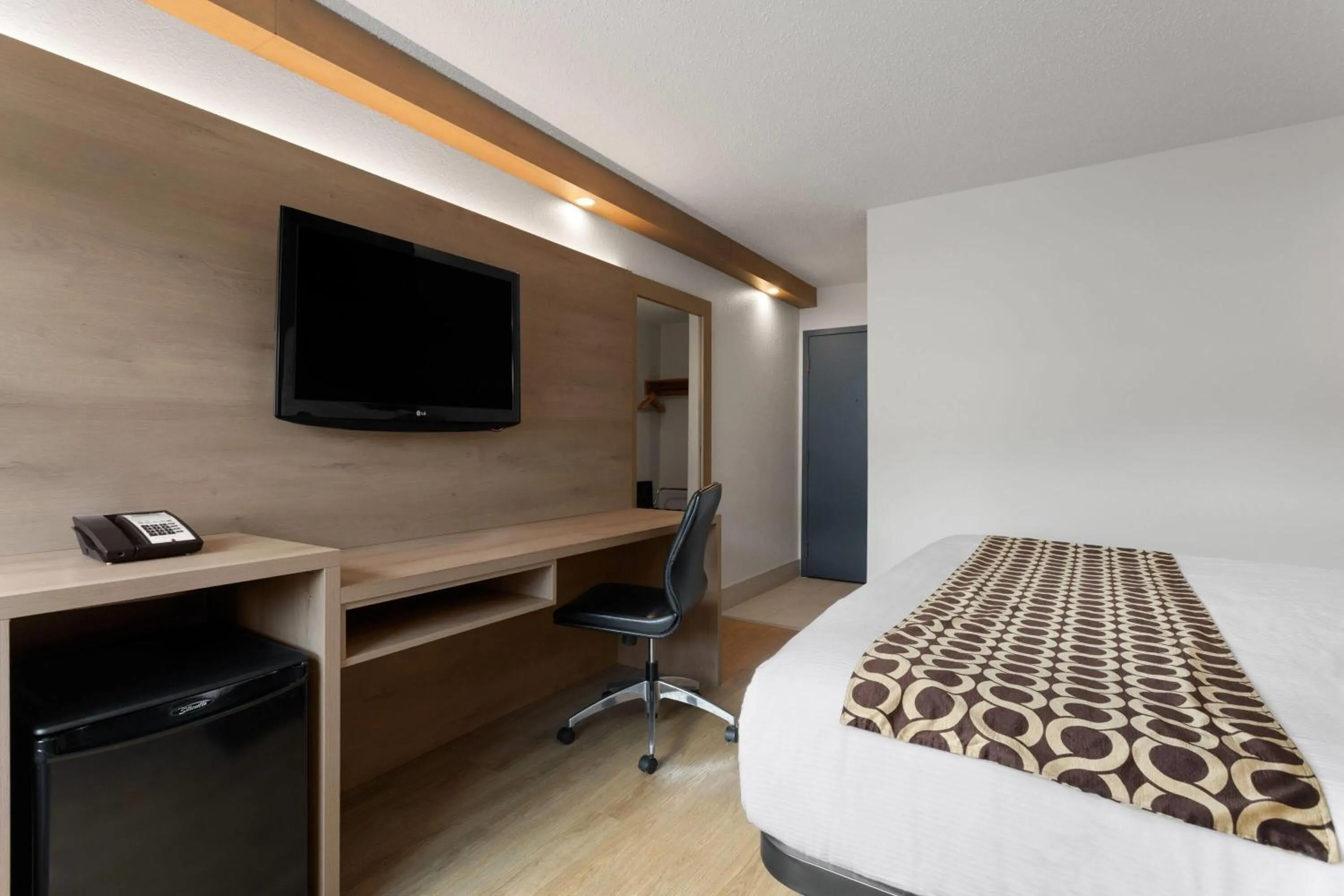 Photo of the whole room, Bed in Travelodge by Wyndham Blairmore