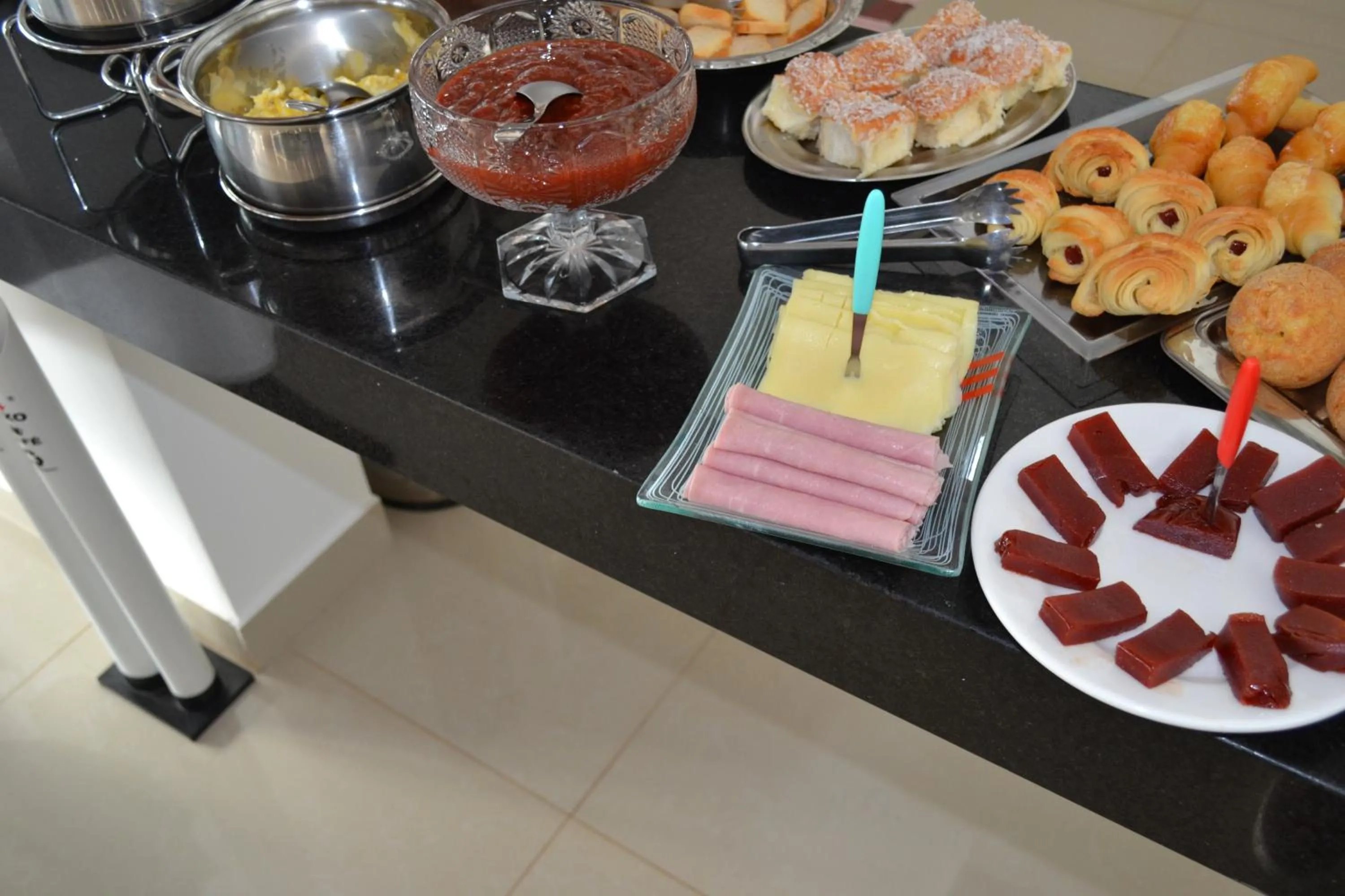 Buffet breakfast in Pousada Suítes do Lago