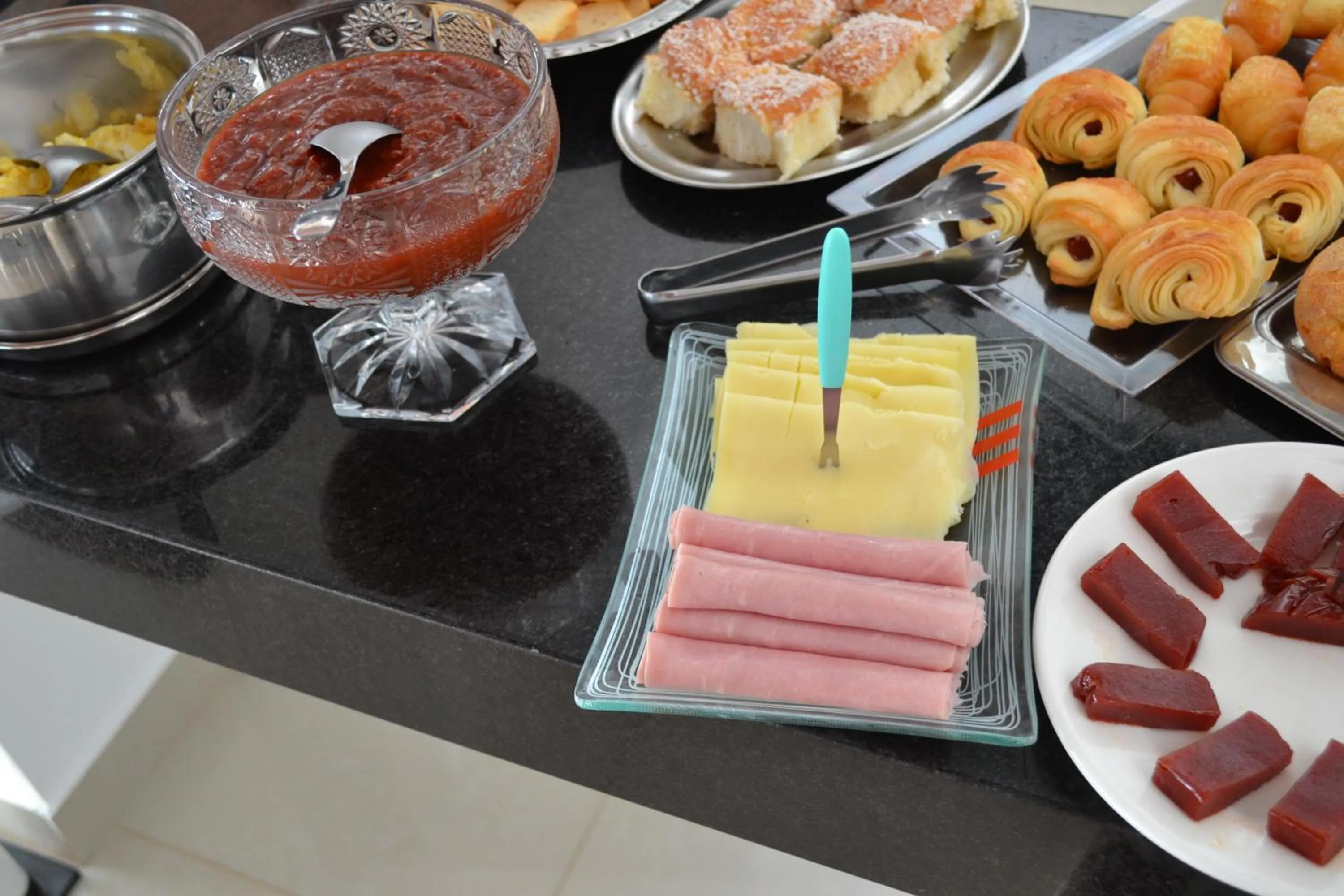 Buffet breakfast in Pousada Suítes do Lago