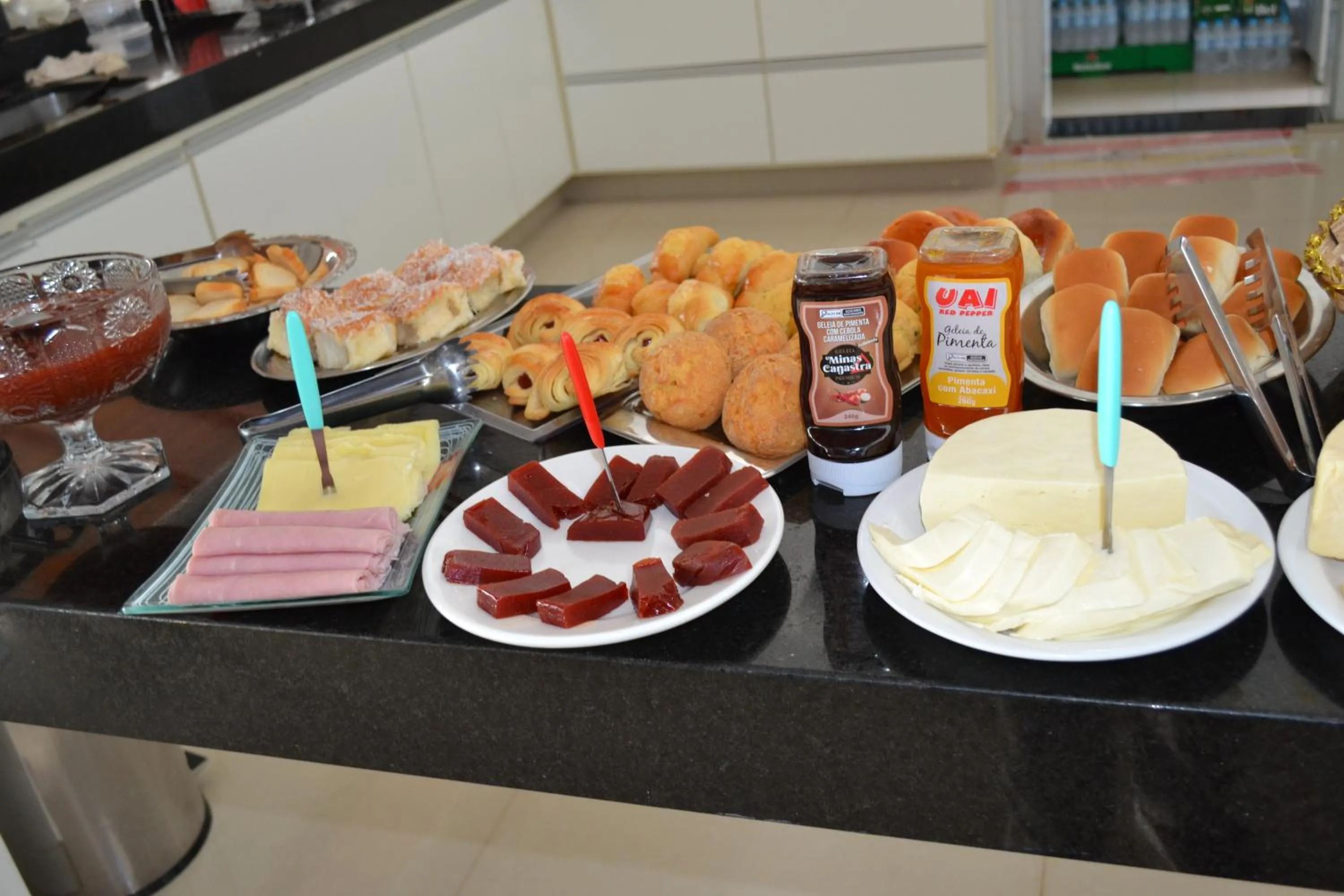 Buffet breakfast in Pousada Suítes do Lago