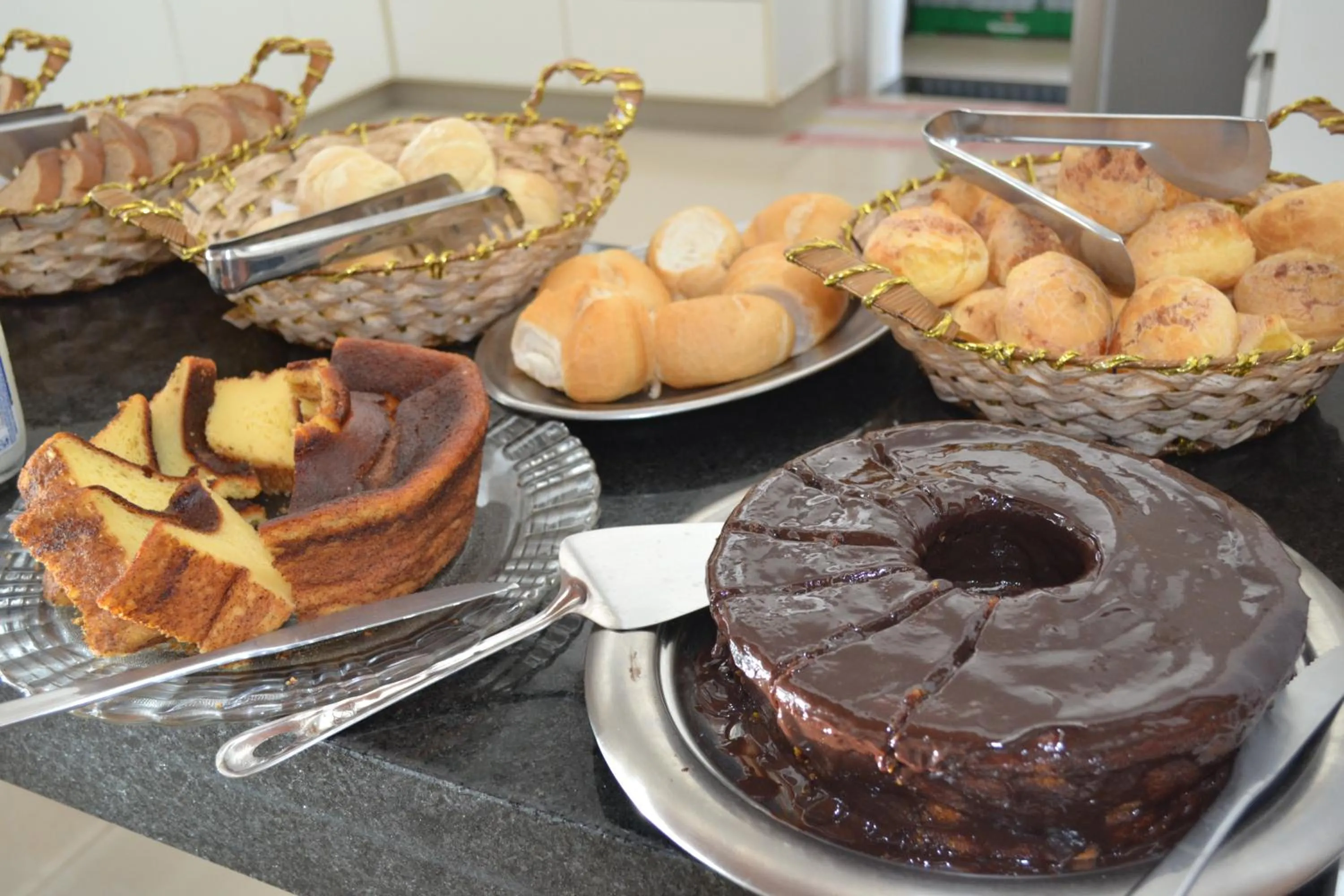 Buffet breakfast in Pousada Suítes do Lago