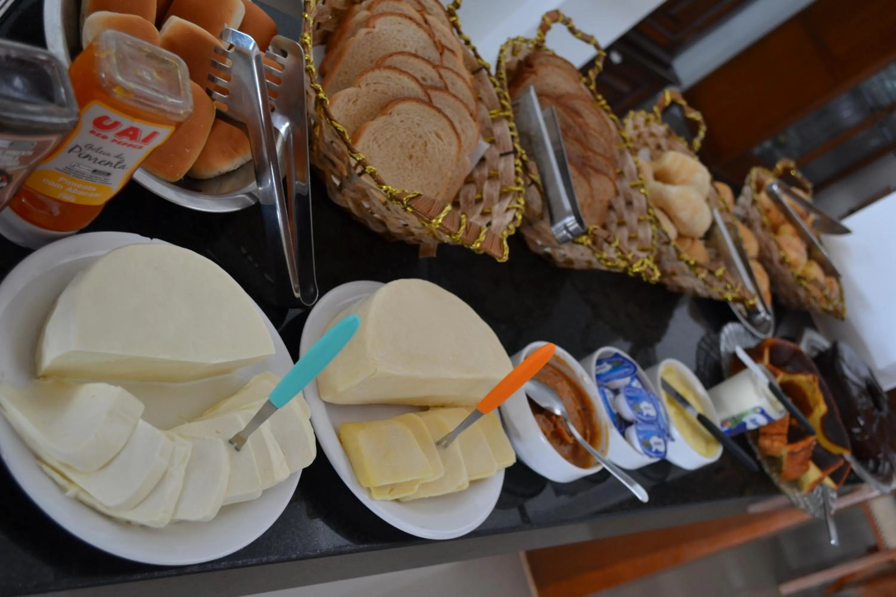 Buffet breakfast in Pousada Suítes do Lago