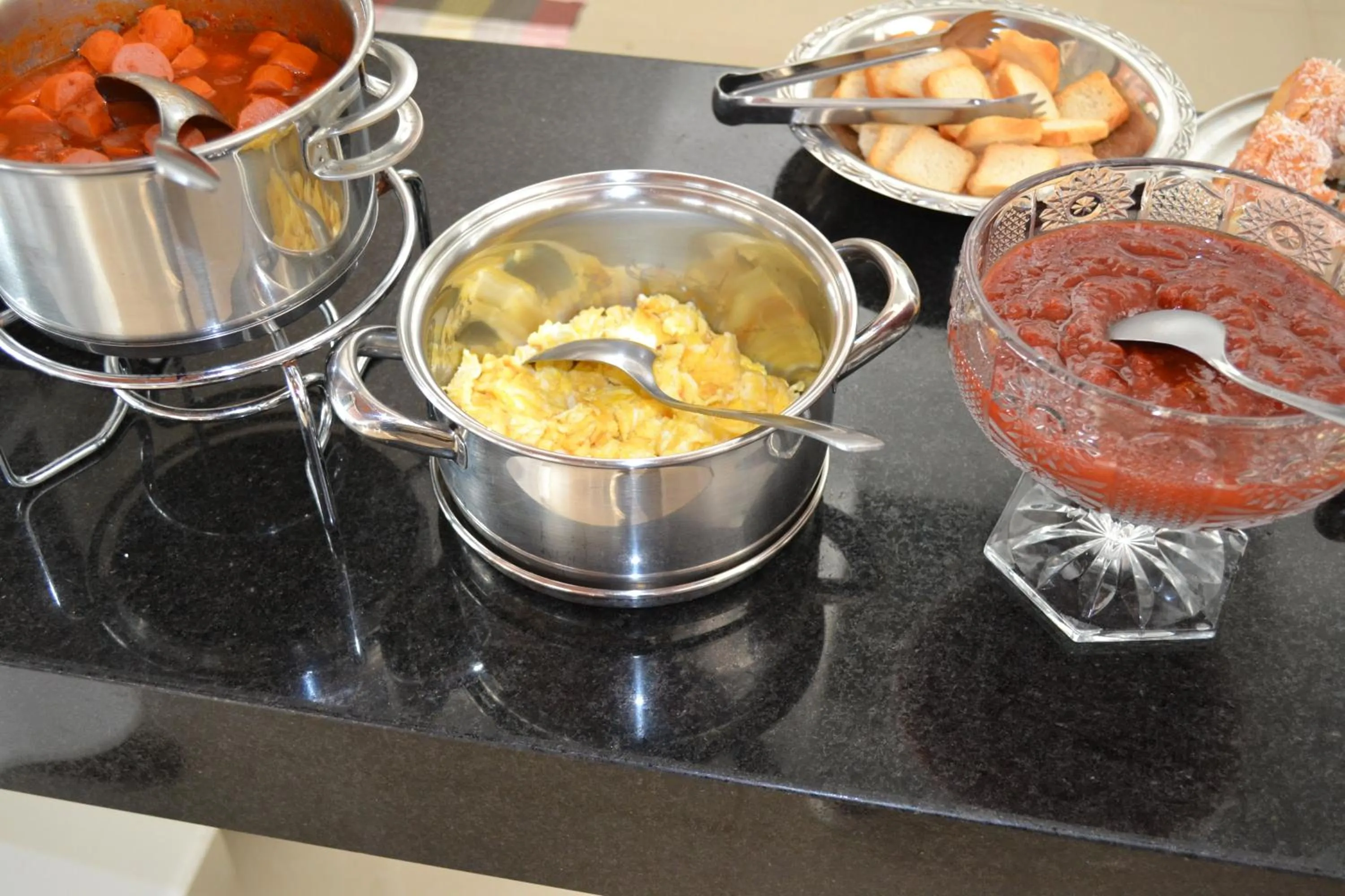 Buffet breakfast in Pousada Suítes do Lago