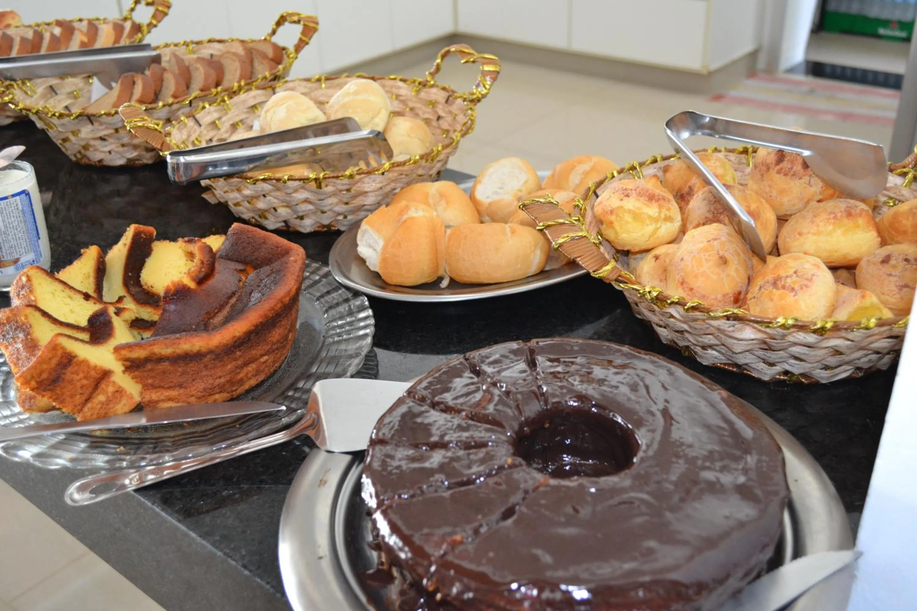 Buffet breakfast in Pousada Suítes do Lago