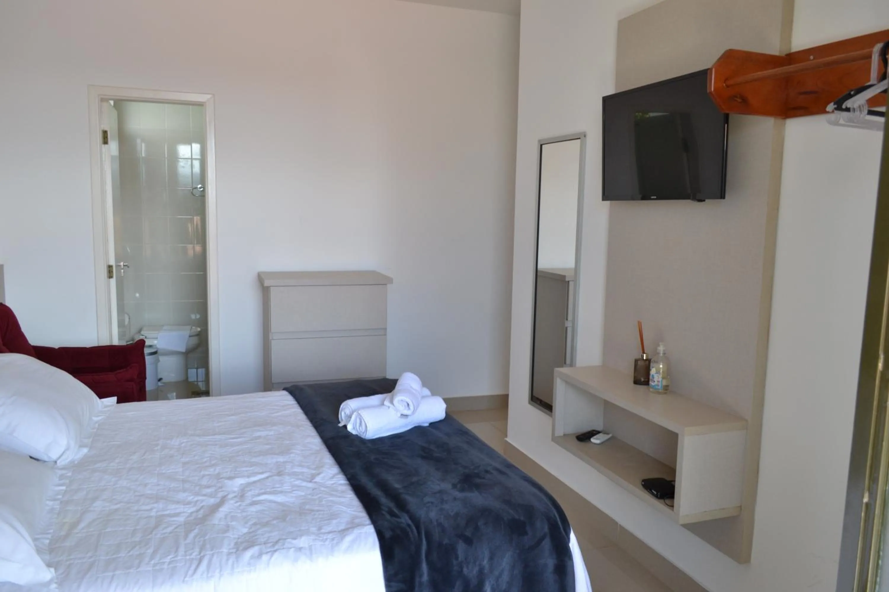 Bedroom, Bed in Pousada Suítes do Lago