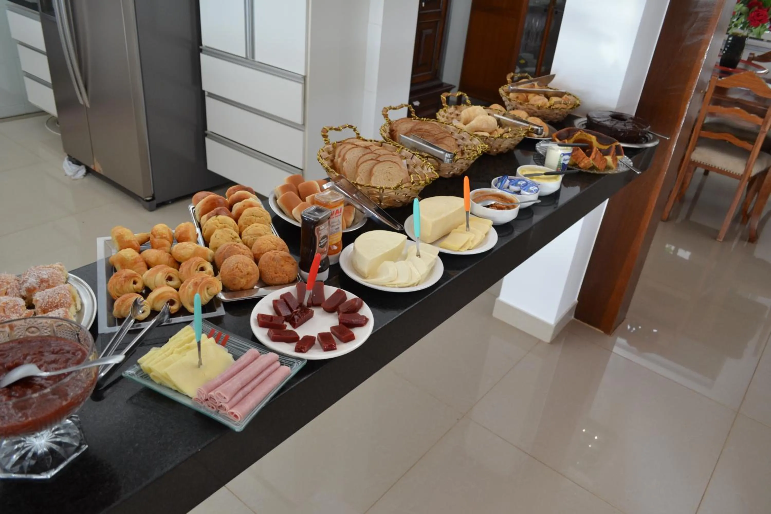 Buffet breakfast in Pousada Suítes do Lago