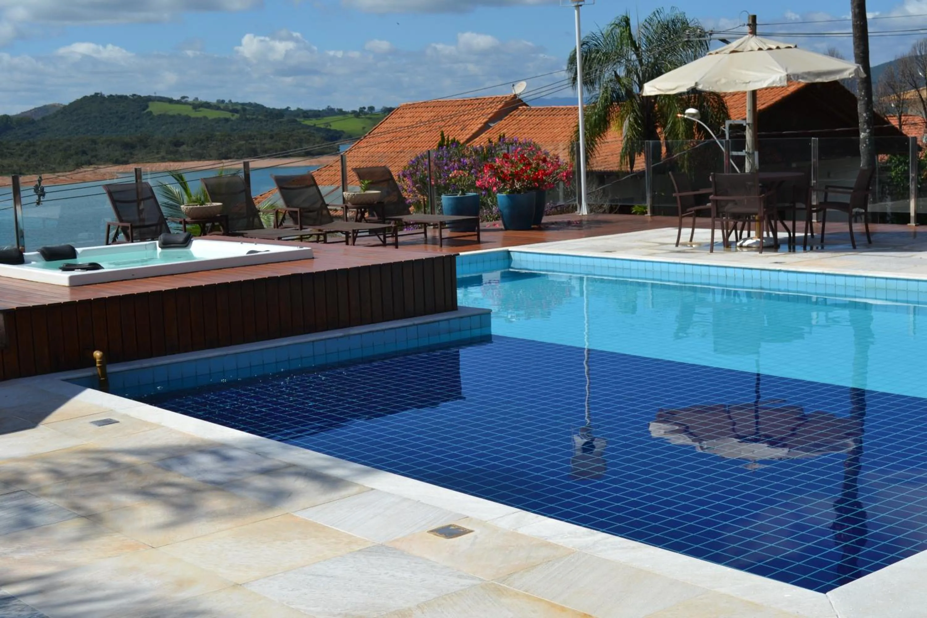 Swimming pool in Pousada Suítes do Lago