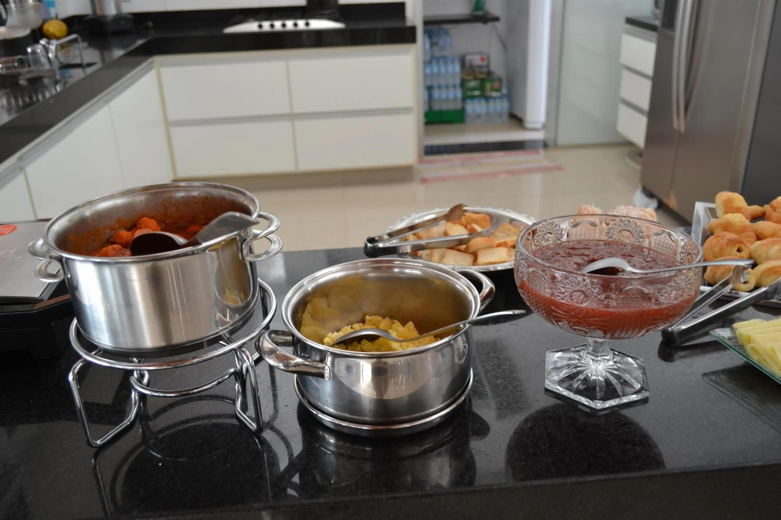 Buffet breakfast in Pousada Suítes do Lago