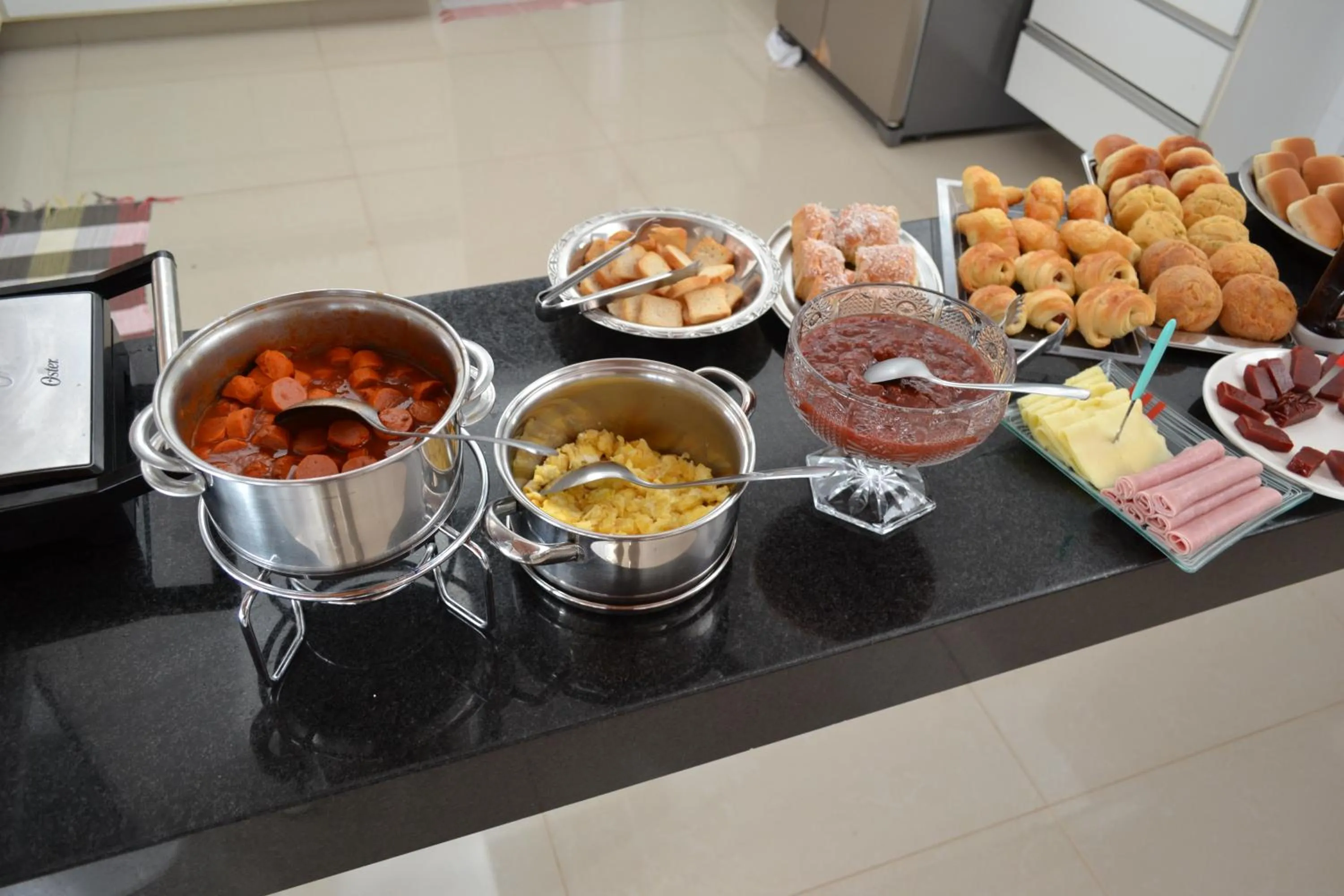 Buffet breakfast in Pousada Suítes do Lago