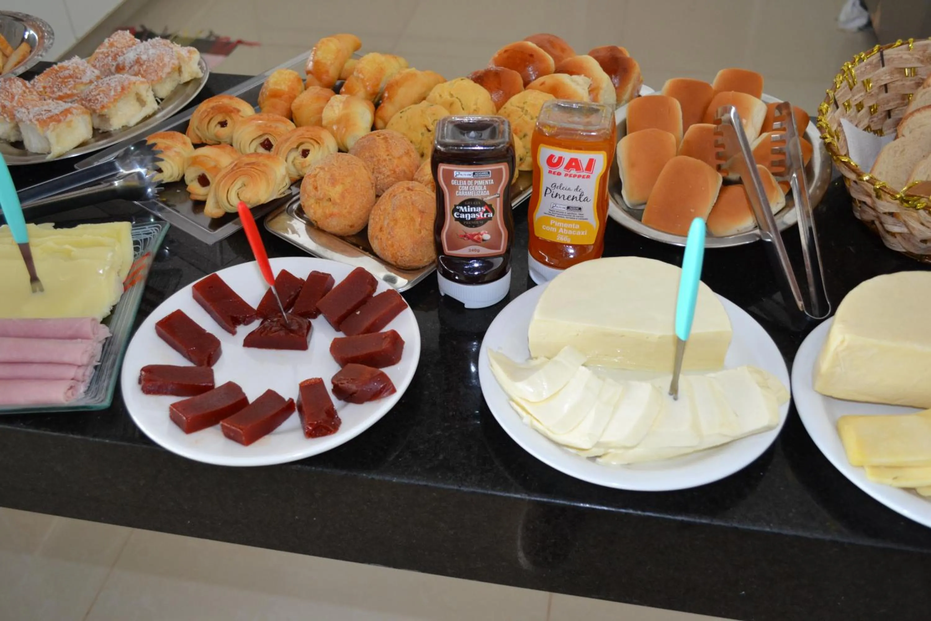 Buffet breakfast in Pousada Suítes do Lago