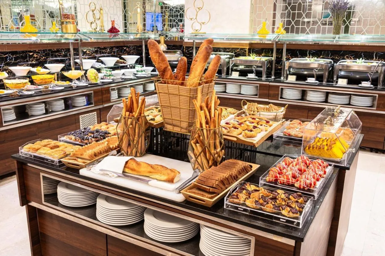 Restaurant/places to eat in Golden Tulip Al-Zahabi