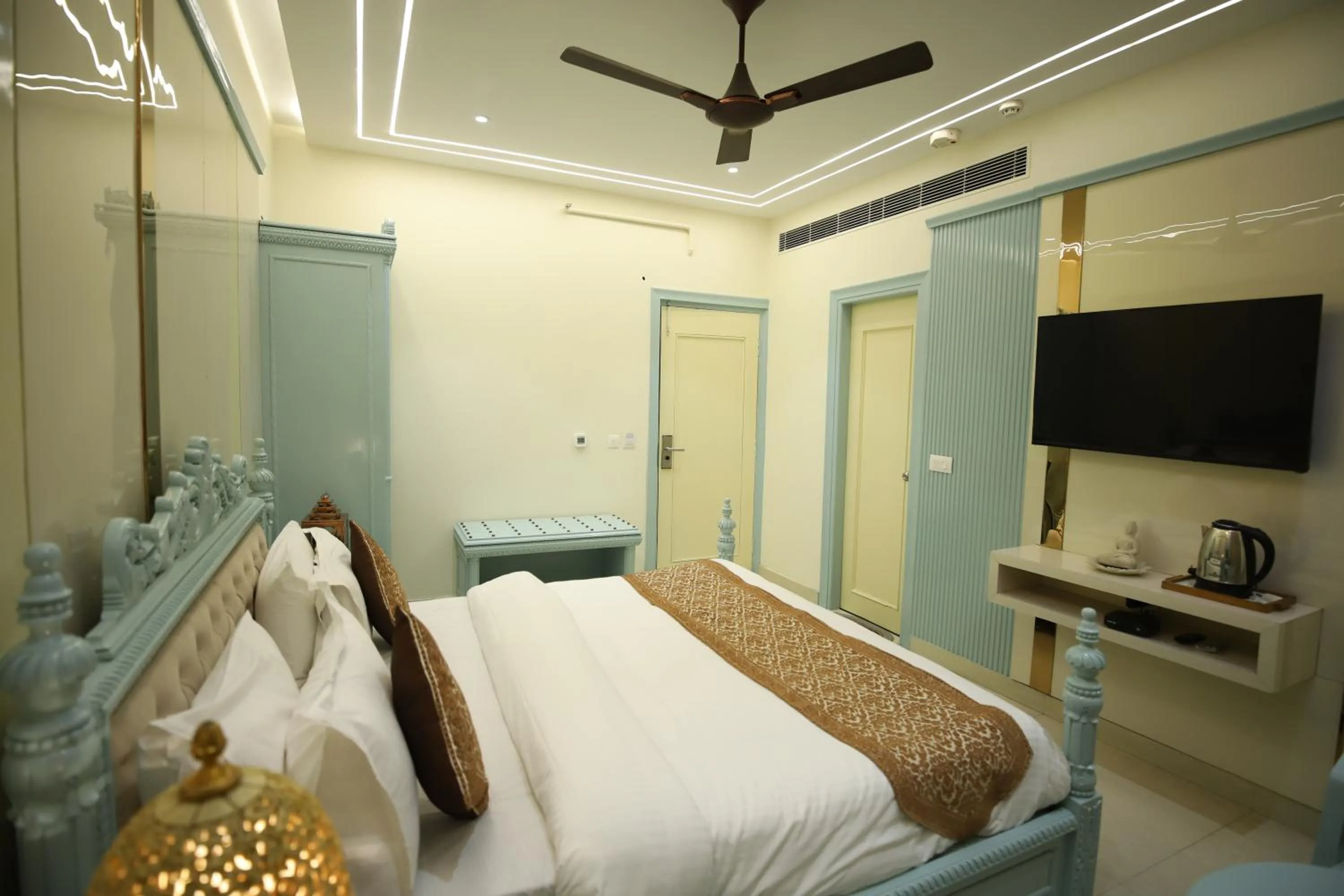 TV and multimedia, Bed in Hotel Sita International