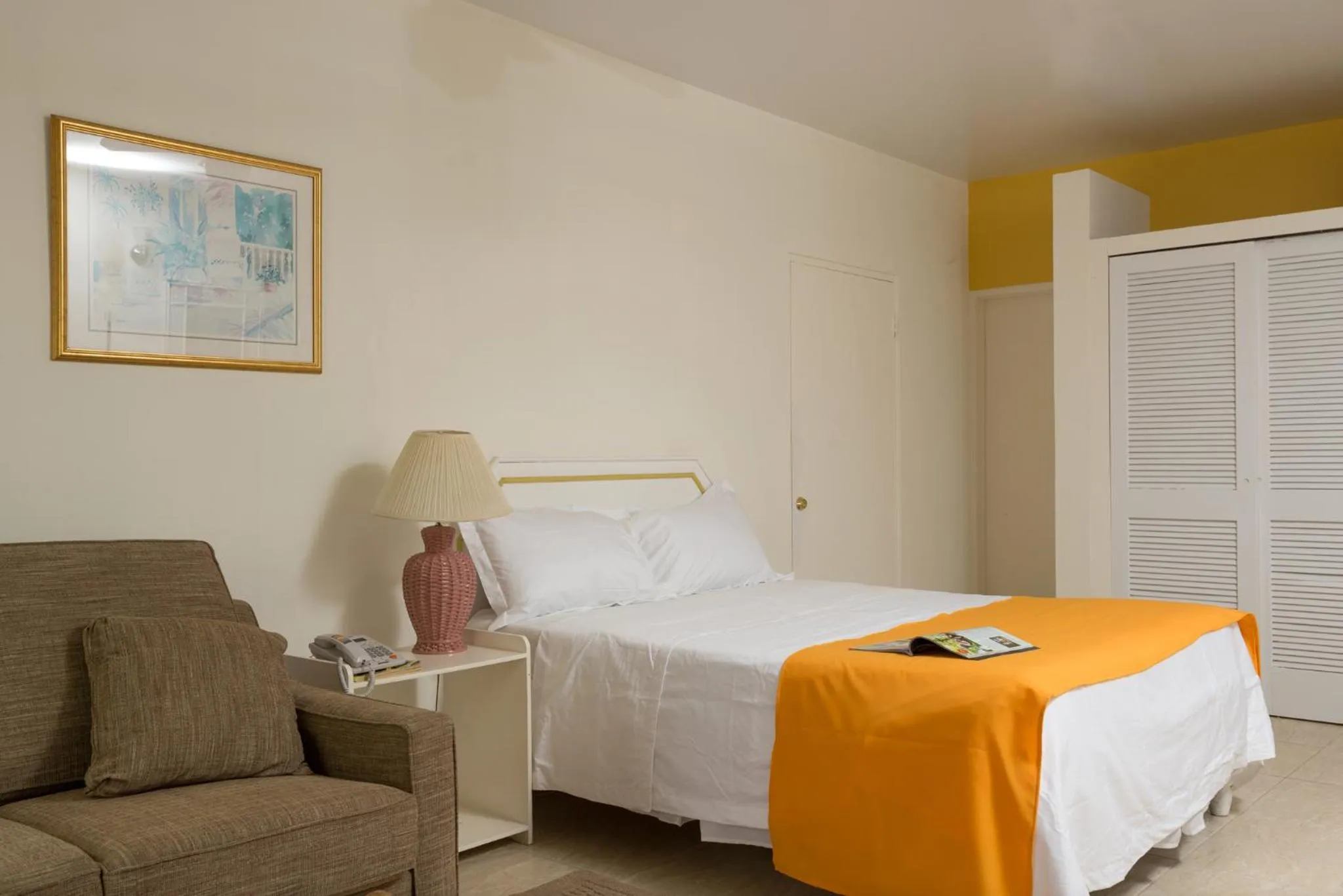 Bedroom, Bed in Bird Rock Beach Hotel