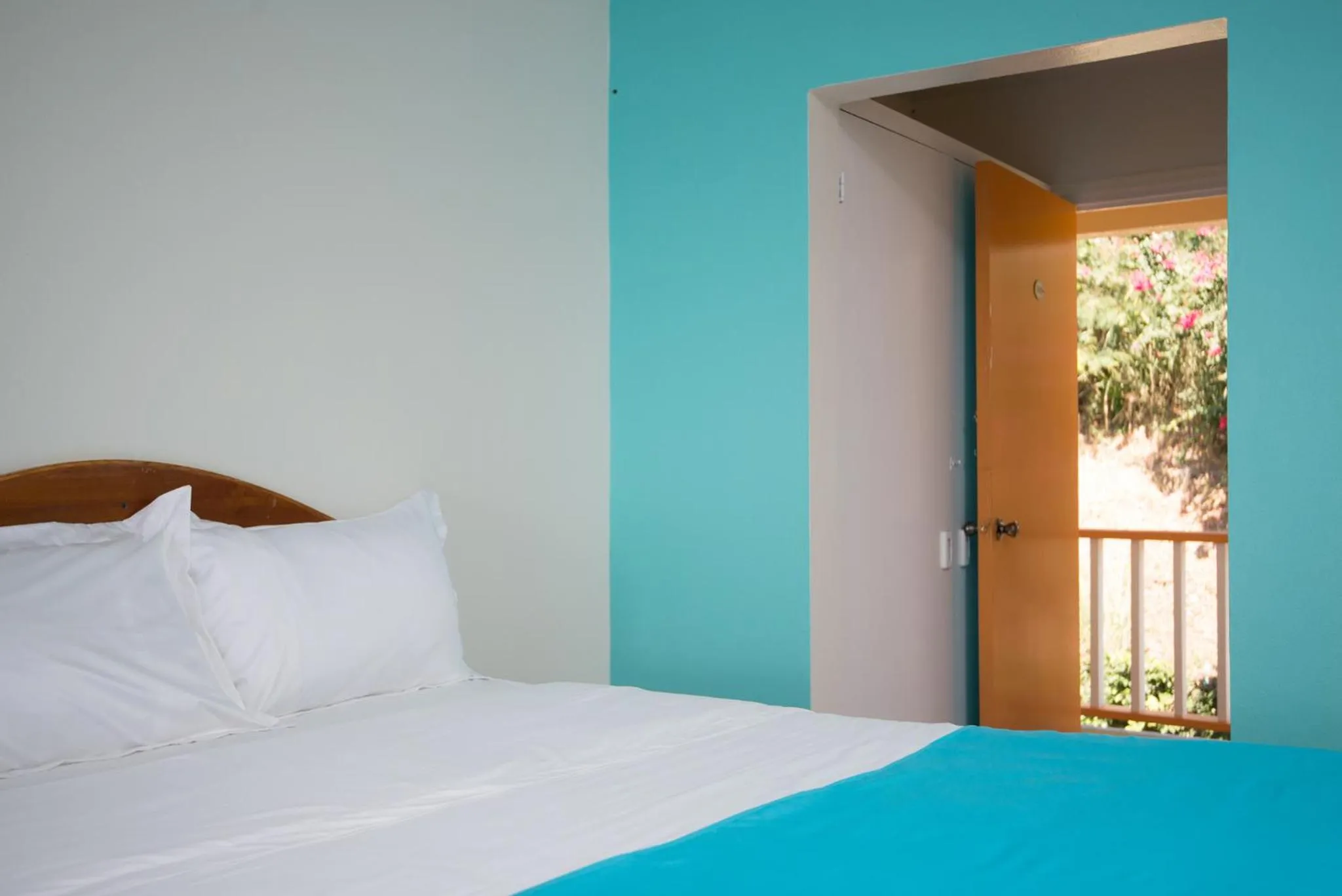 Bedroom, Bed in Bird Rock Beach Hotel