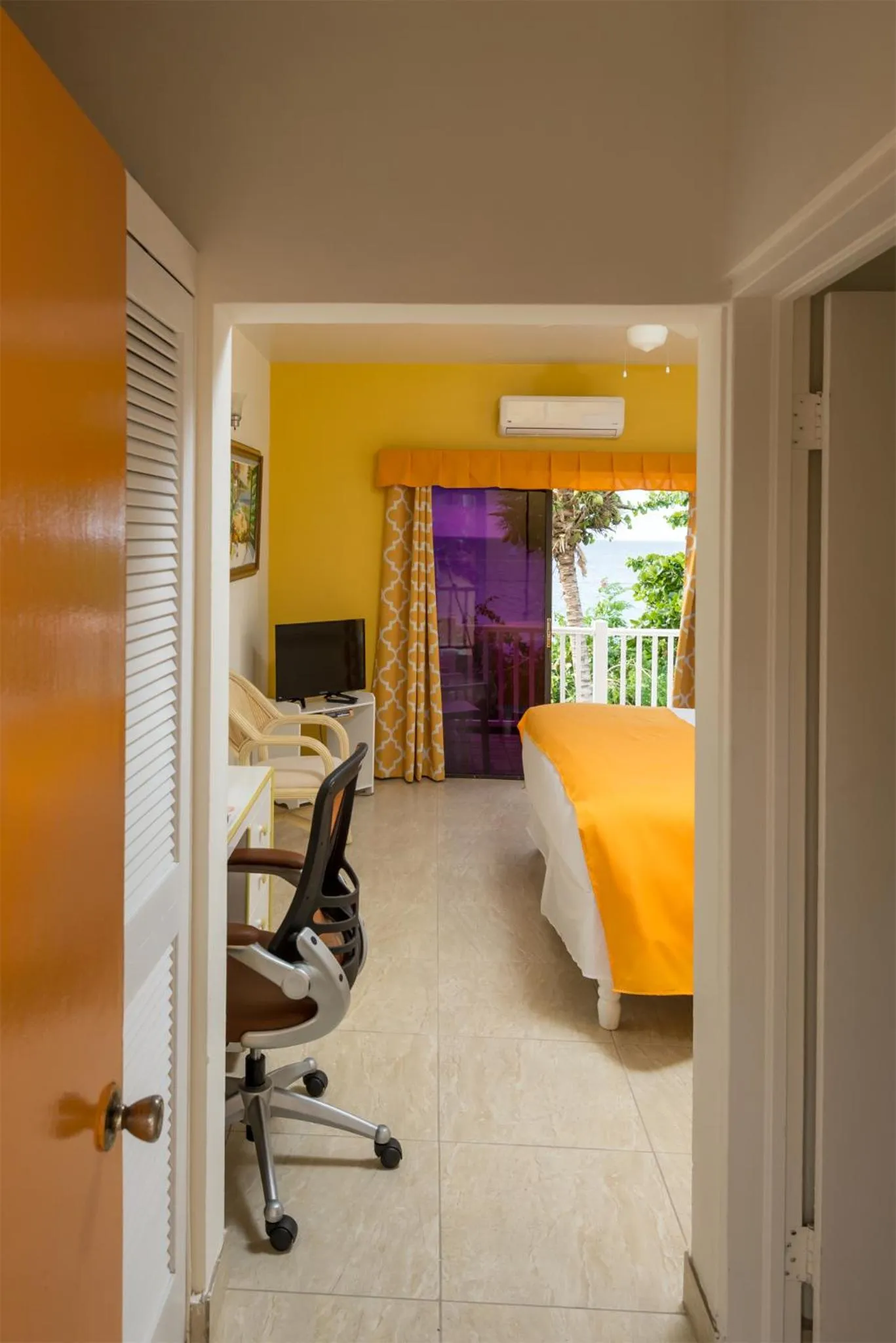 Bedroom in Bird Rock Beach Hotel