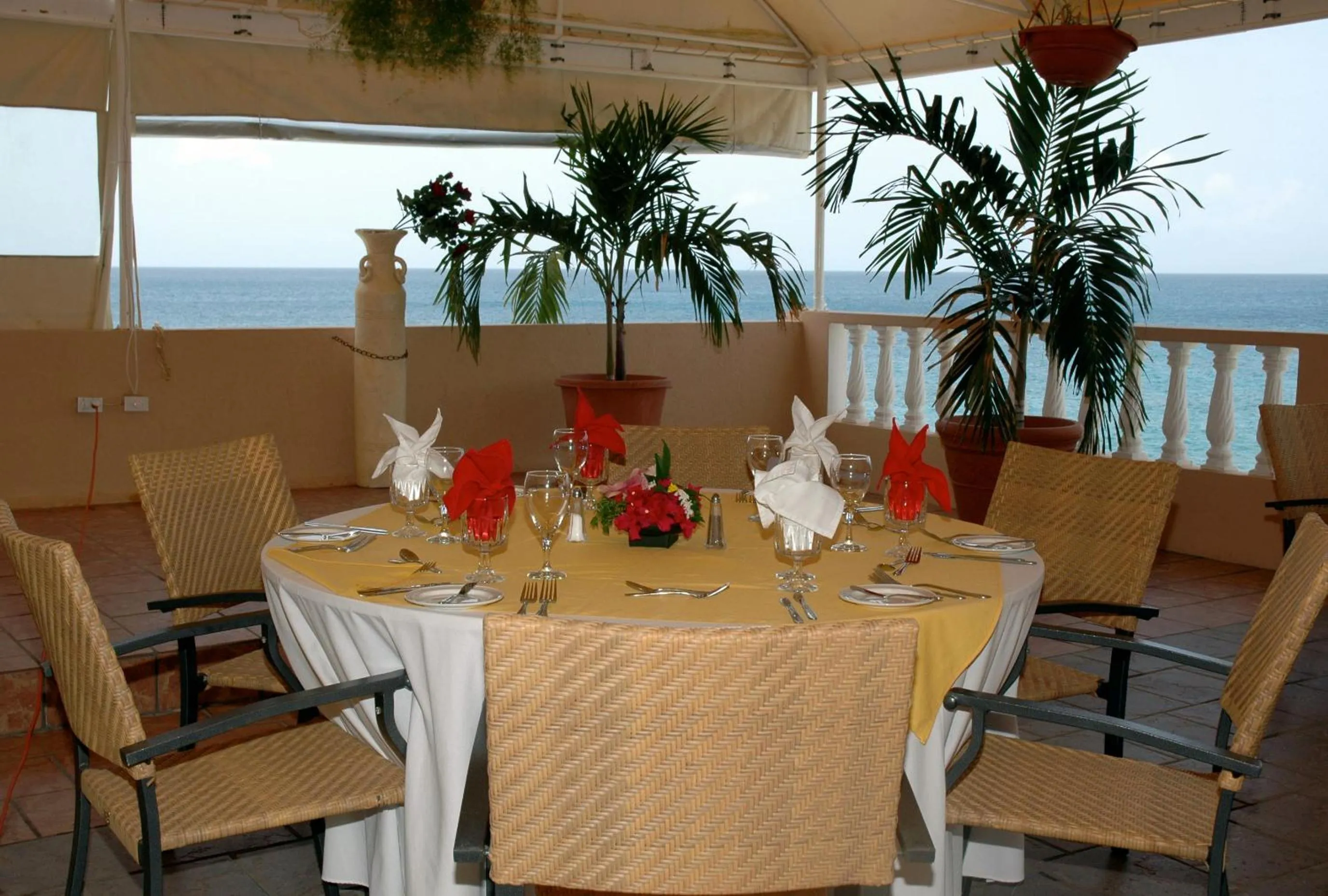 Restaurant/places to eat in Bird Rock Beach Hotel