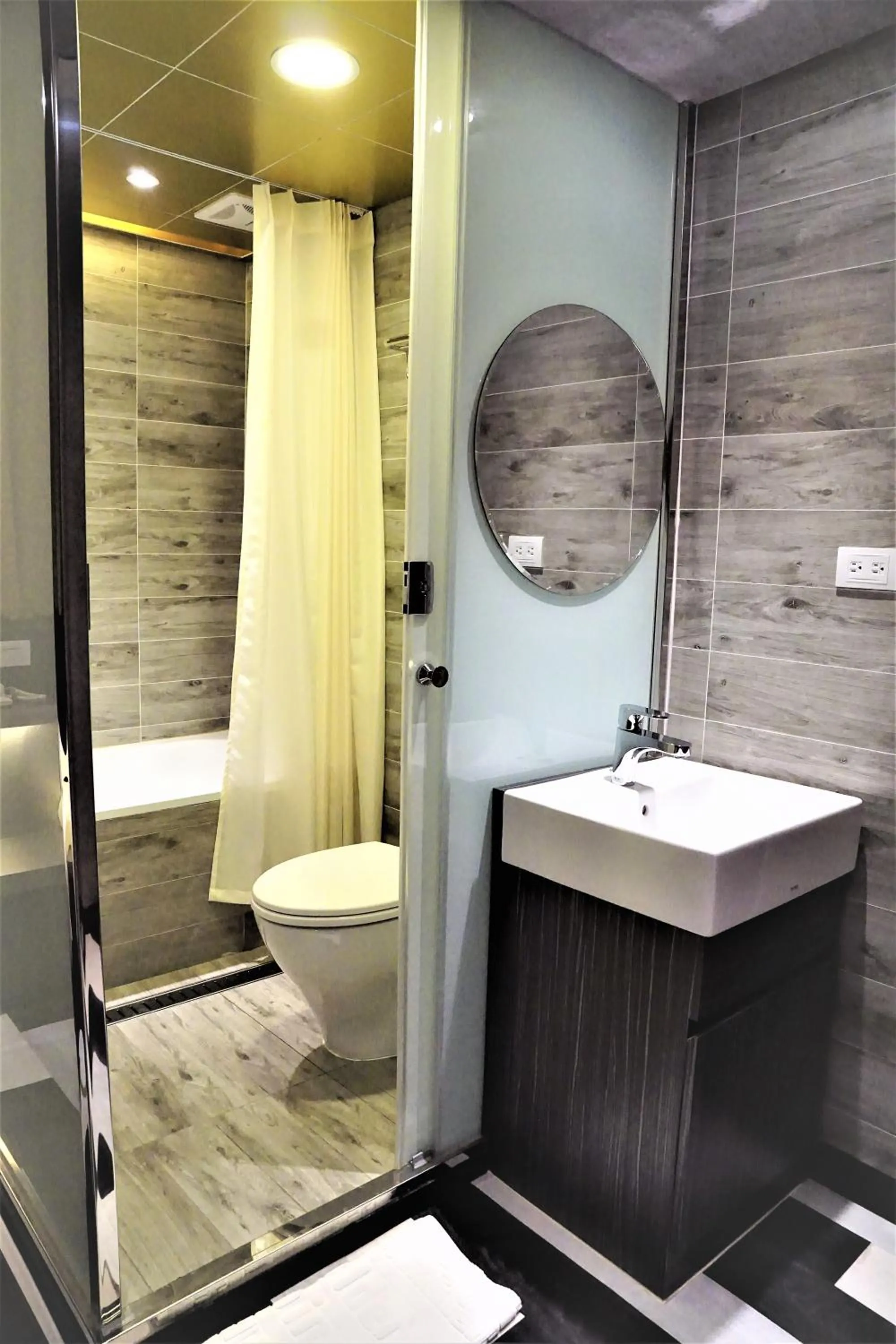 Bathroom in Dahshin Hotel