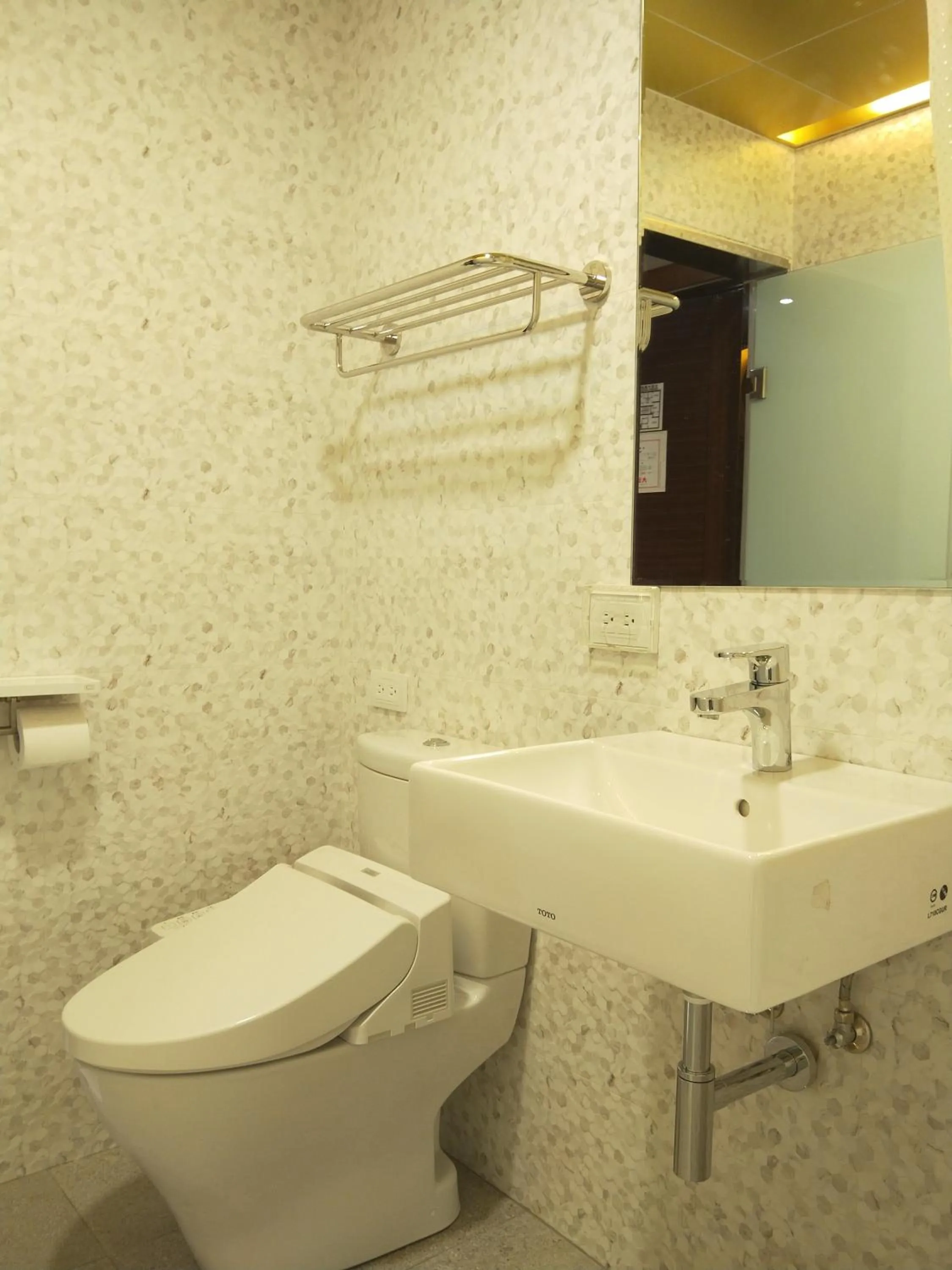 Bathroom in Dahshin Hotel