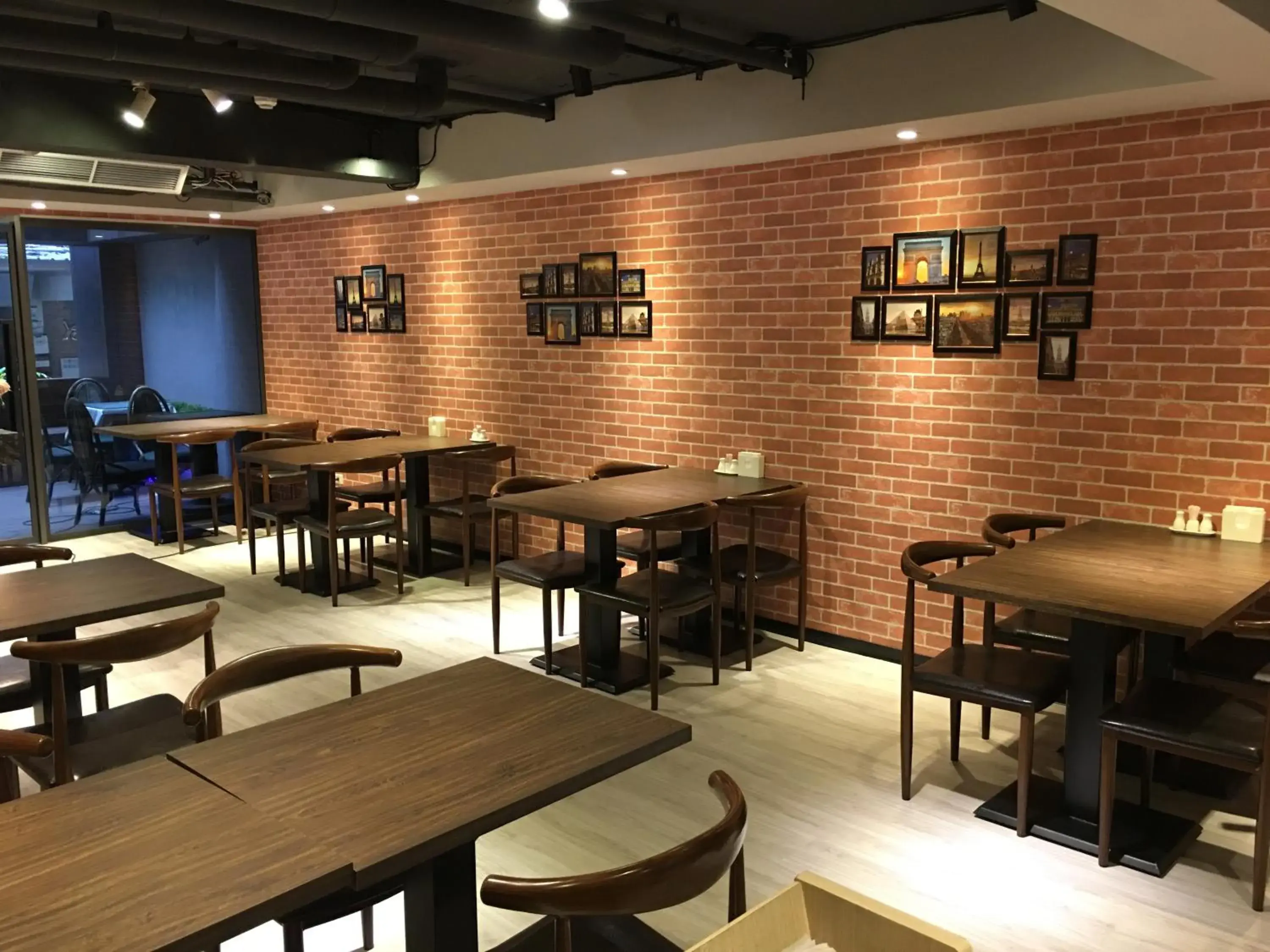 Restaurant/places to eat in Dahshin Hotel Restaurant/places to eat in Dahshin Hotel