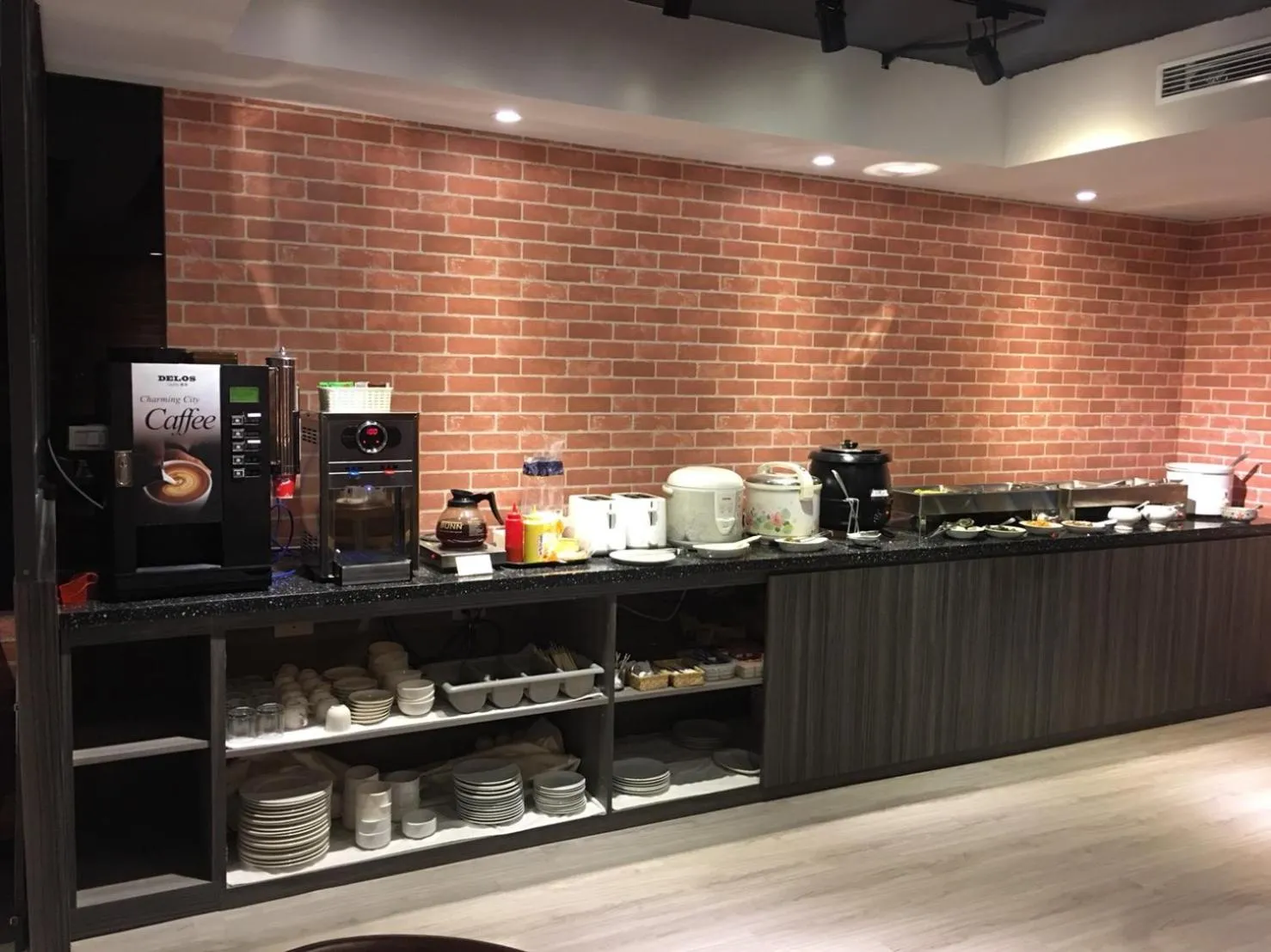 Restaurant/places to eat in Dahshin Hotel