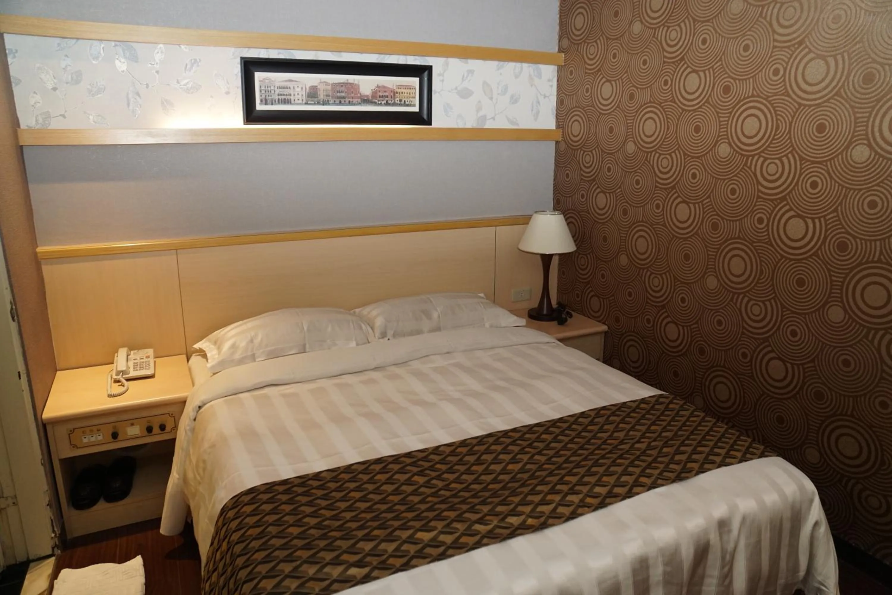 bunk bed, Bed in Dahshin Hotel