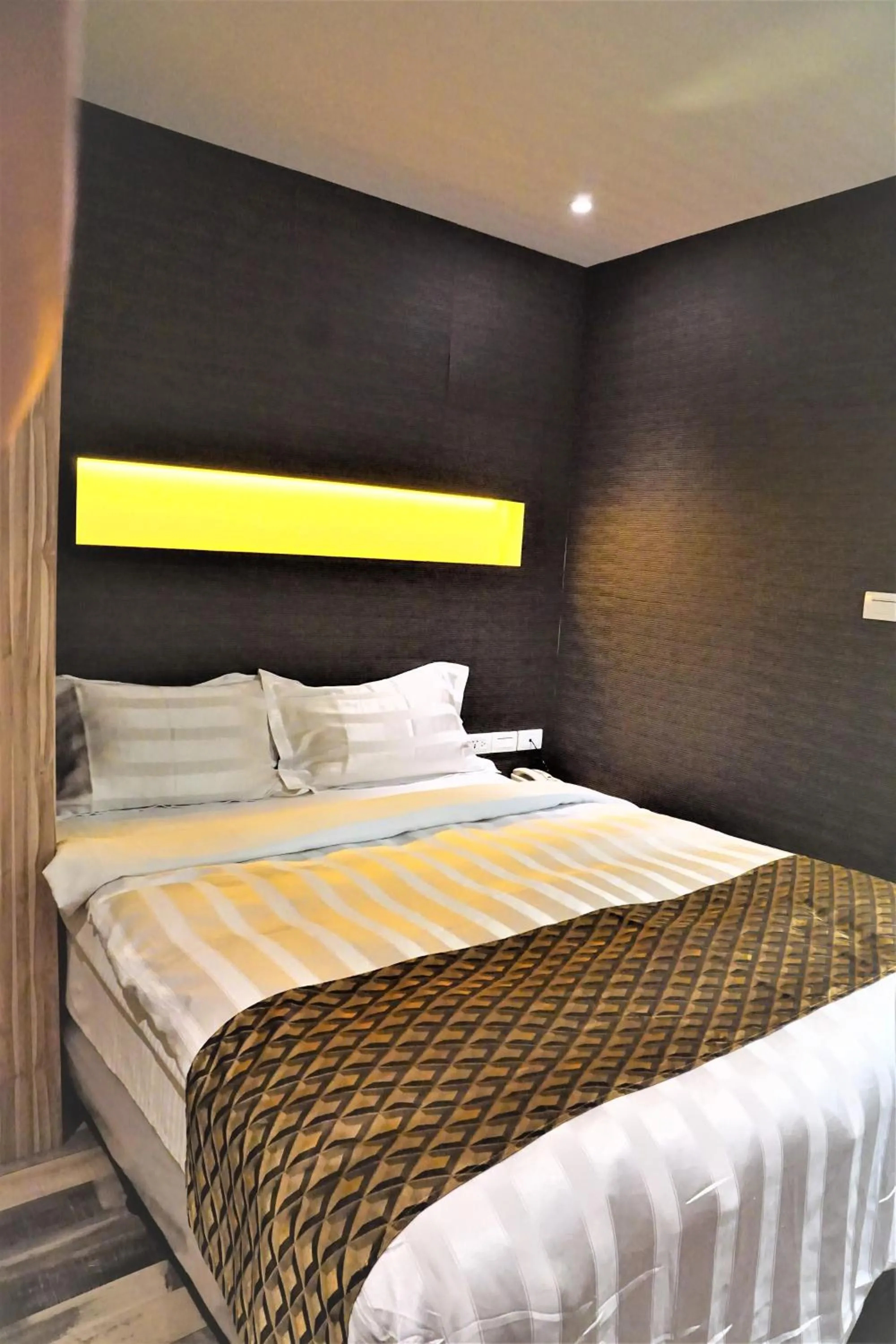 bunk bed, Bed in Dahshin Hotel