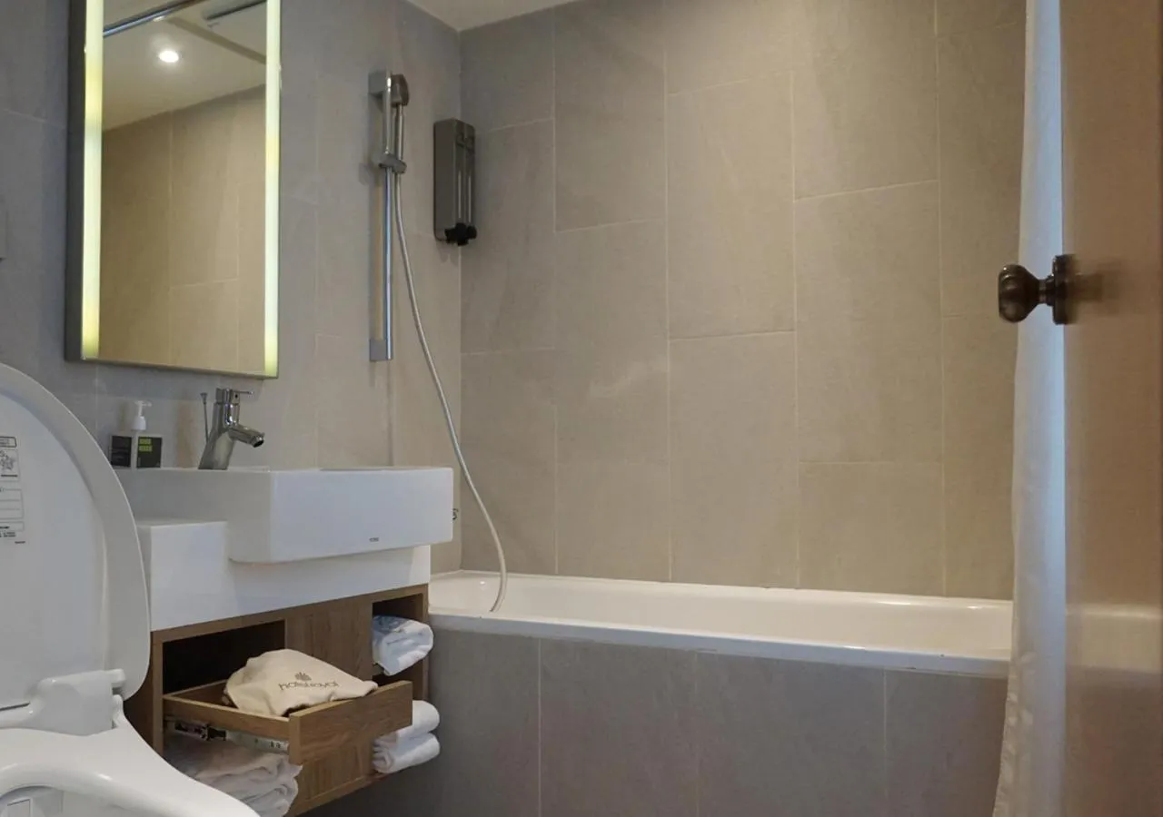 Toilet in Royal Inn Taipei Nanxi - MRT Zhongshan Station