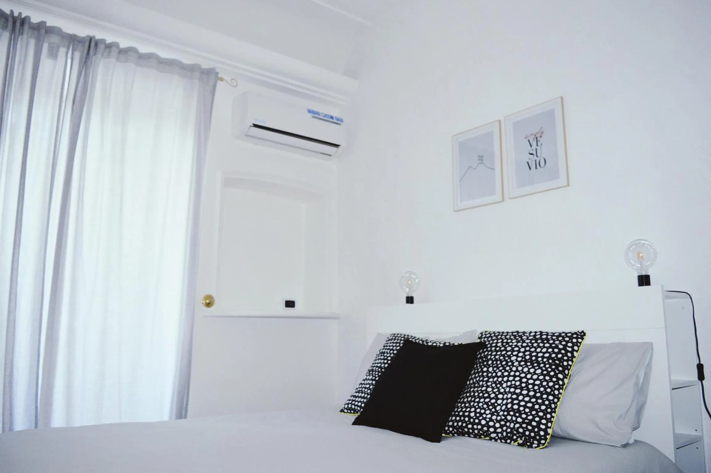 Decorative detail, Bed in Civico Vesuvio B&B