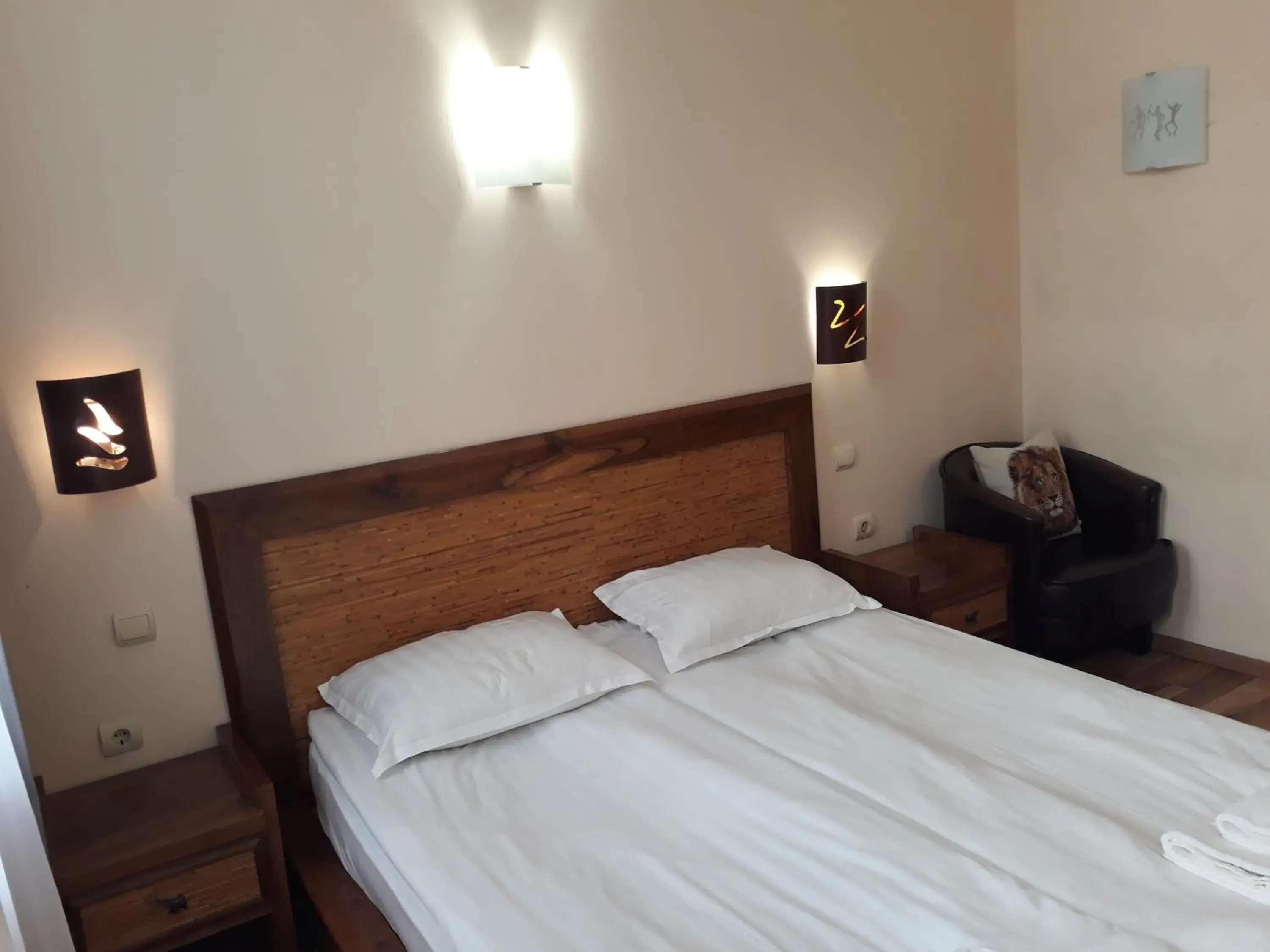 Queen Room with Balcony in Three Dolphins Hotel with a Rooftop terracе Queen Room with Balcony in Three Dolphins Hotel with a Rooftop terracе