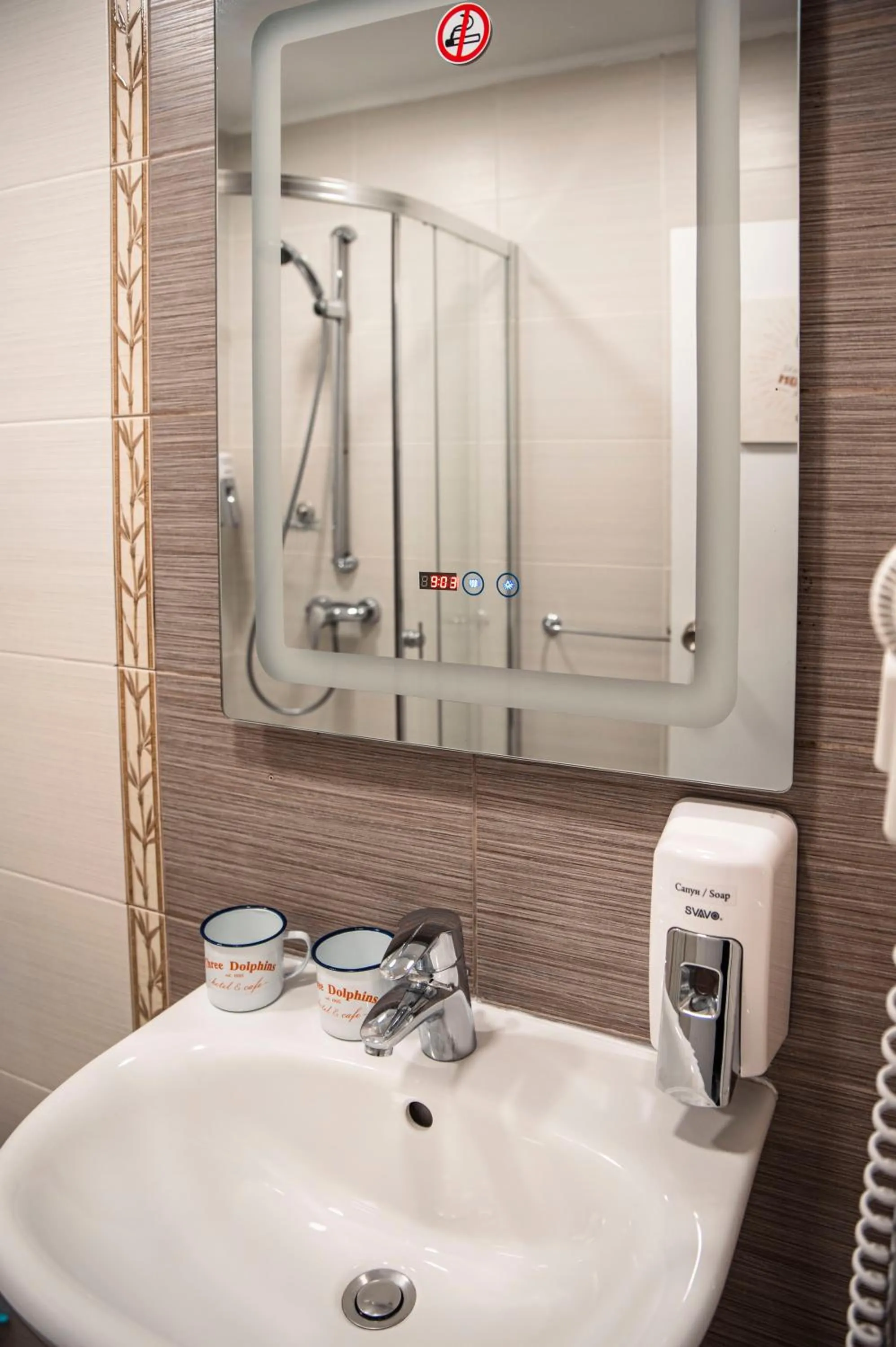 Shower in Three Dolphins Hotel with a Rooftop terracе