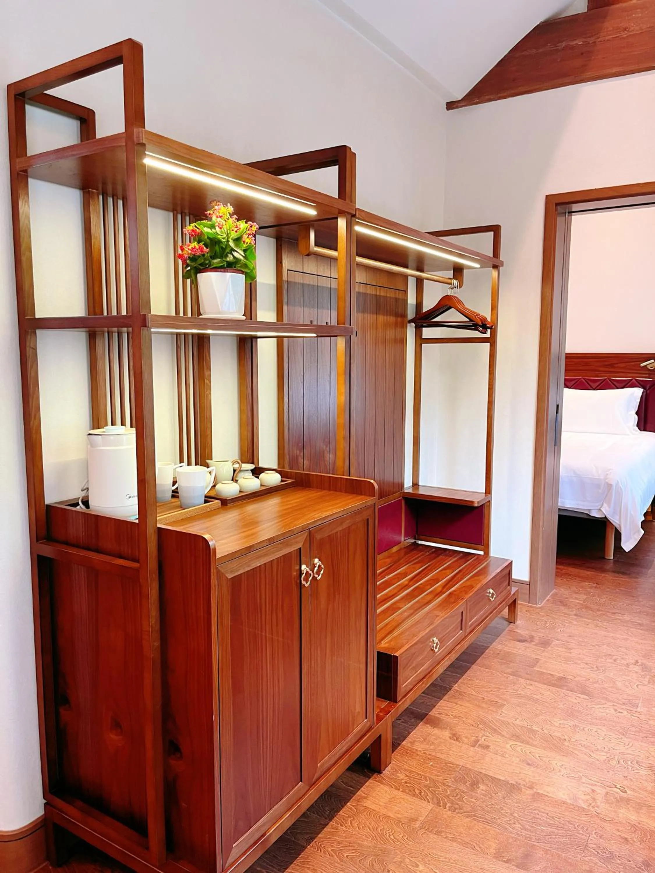 Living room, Bed in Jingshan Garden Hotel