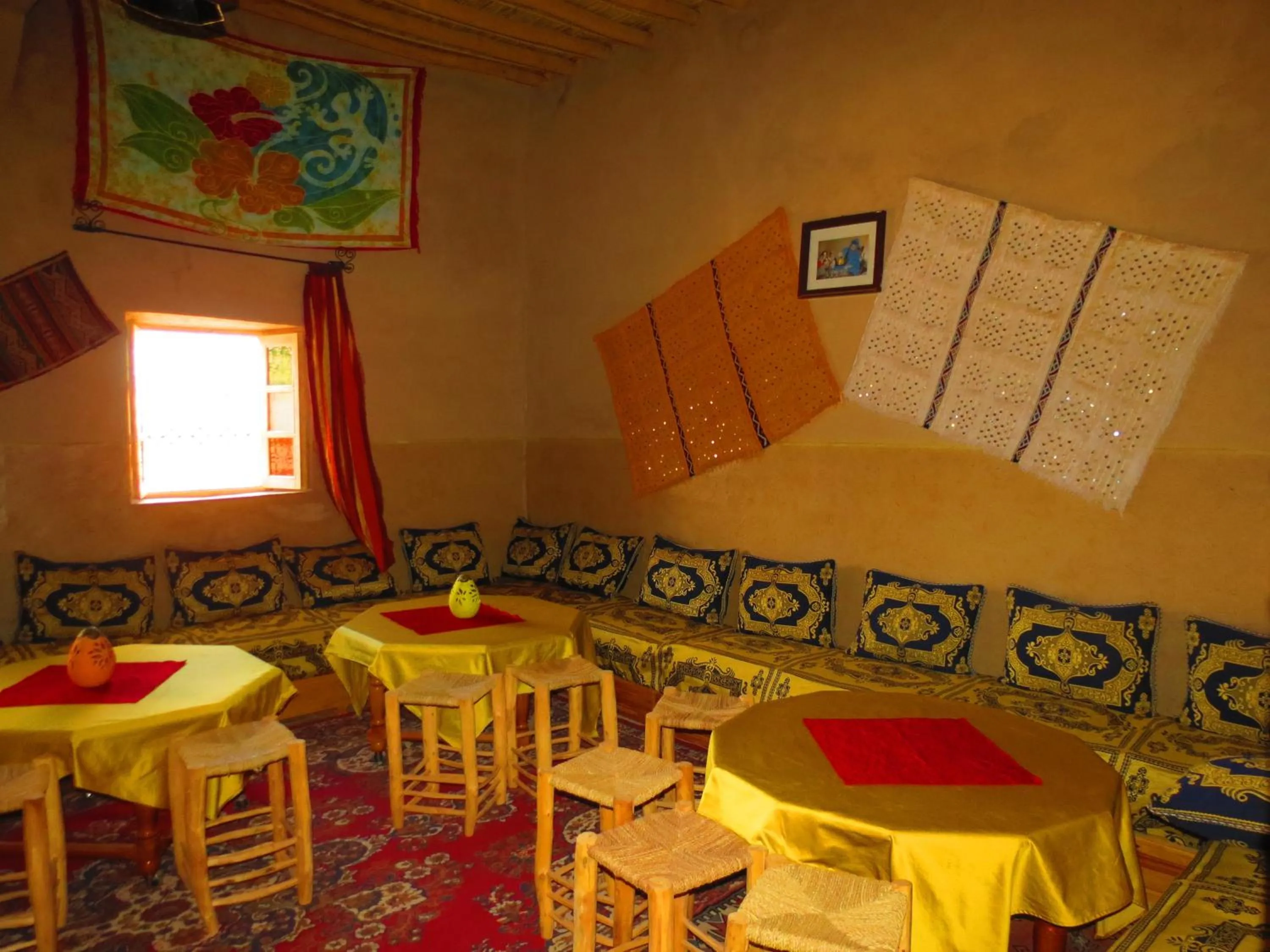 Restaurant/places to eat in Hôtel Riad Tadarte Familier