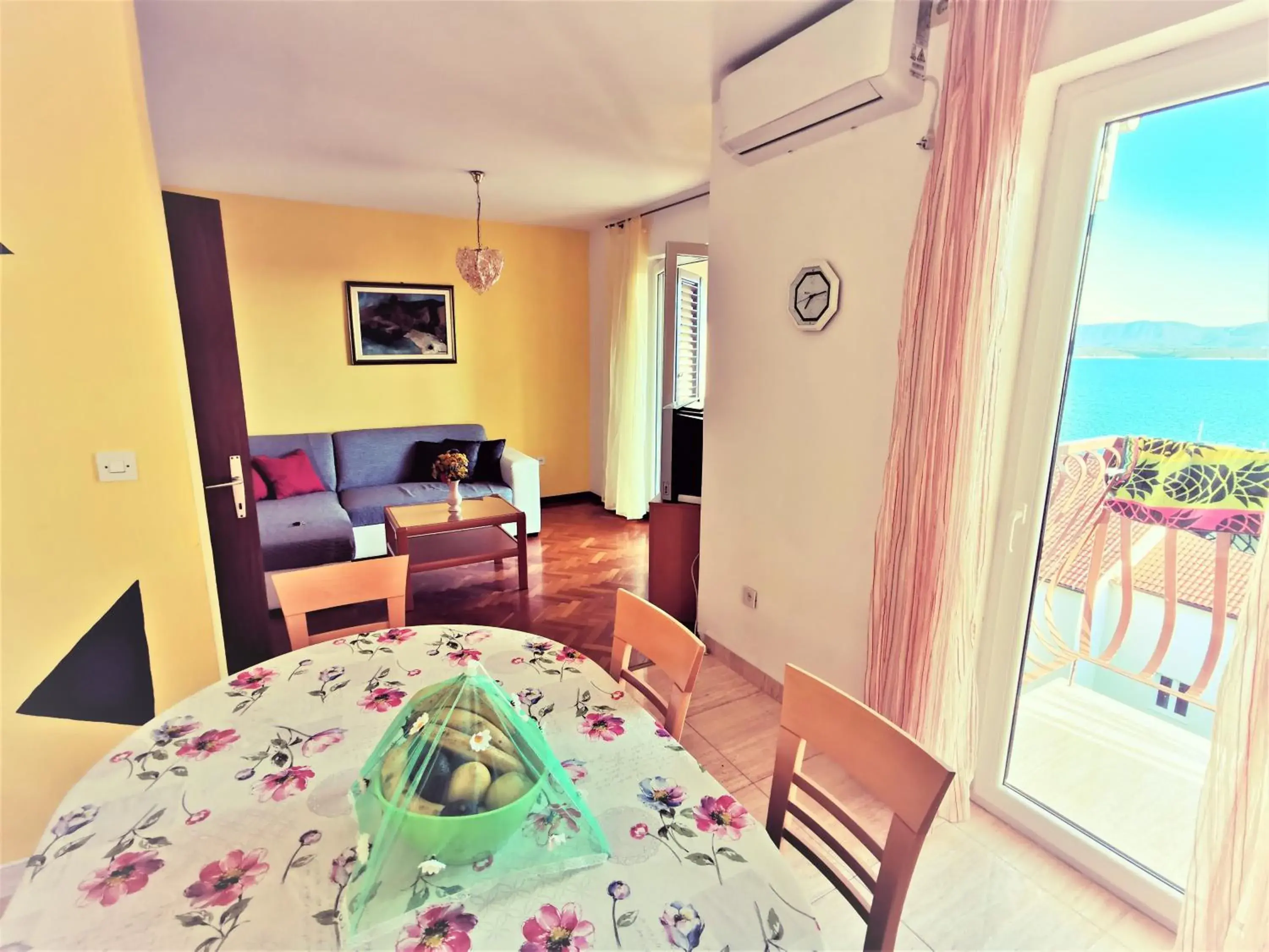 Holiday apartment with a balcony and sea view, just 300 metres from the beach Holiday apartment with a balcony and sea view, just 300 metres from the beach