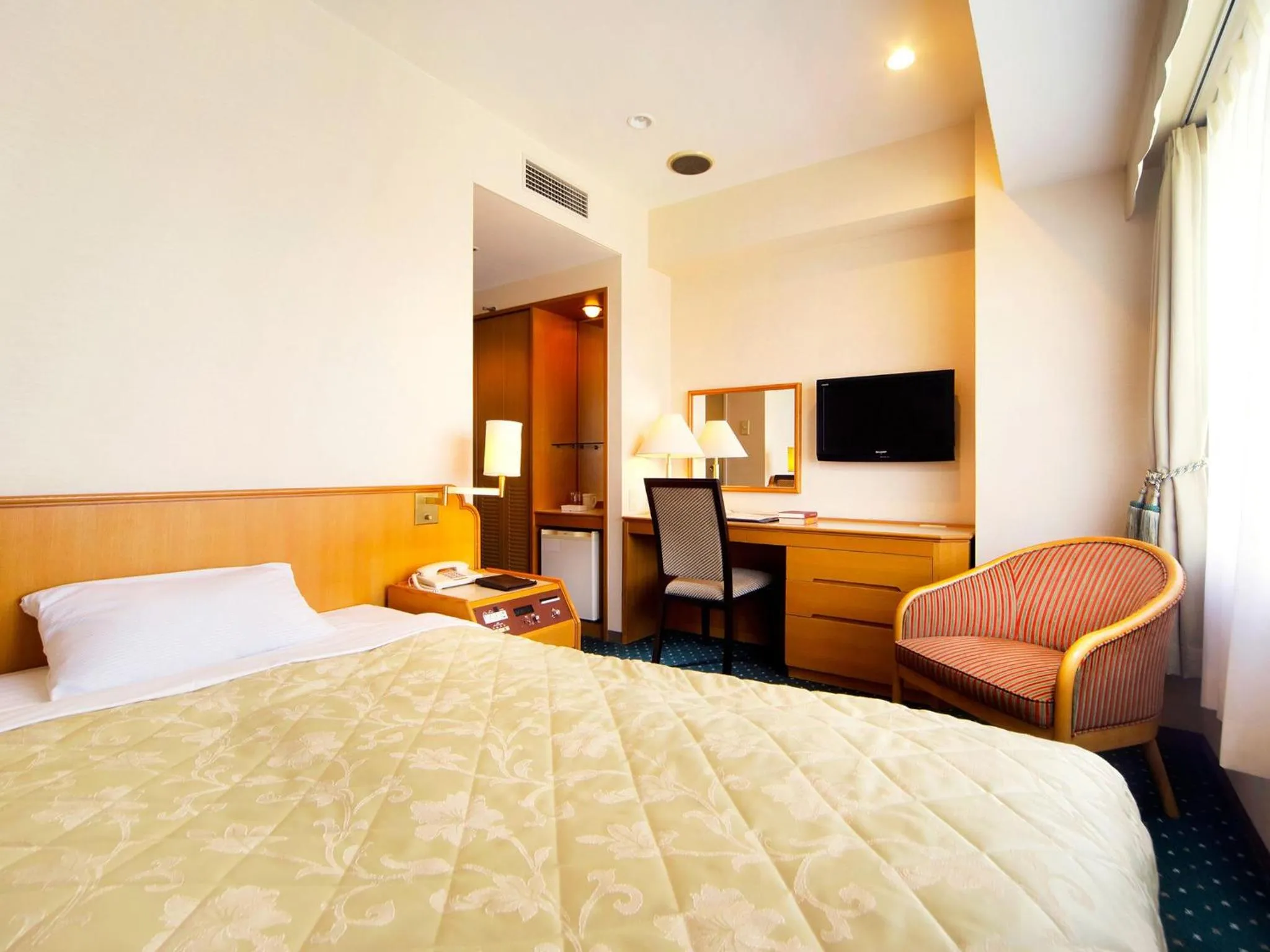 Bed in Hotel Crown Palais Hamamatsu