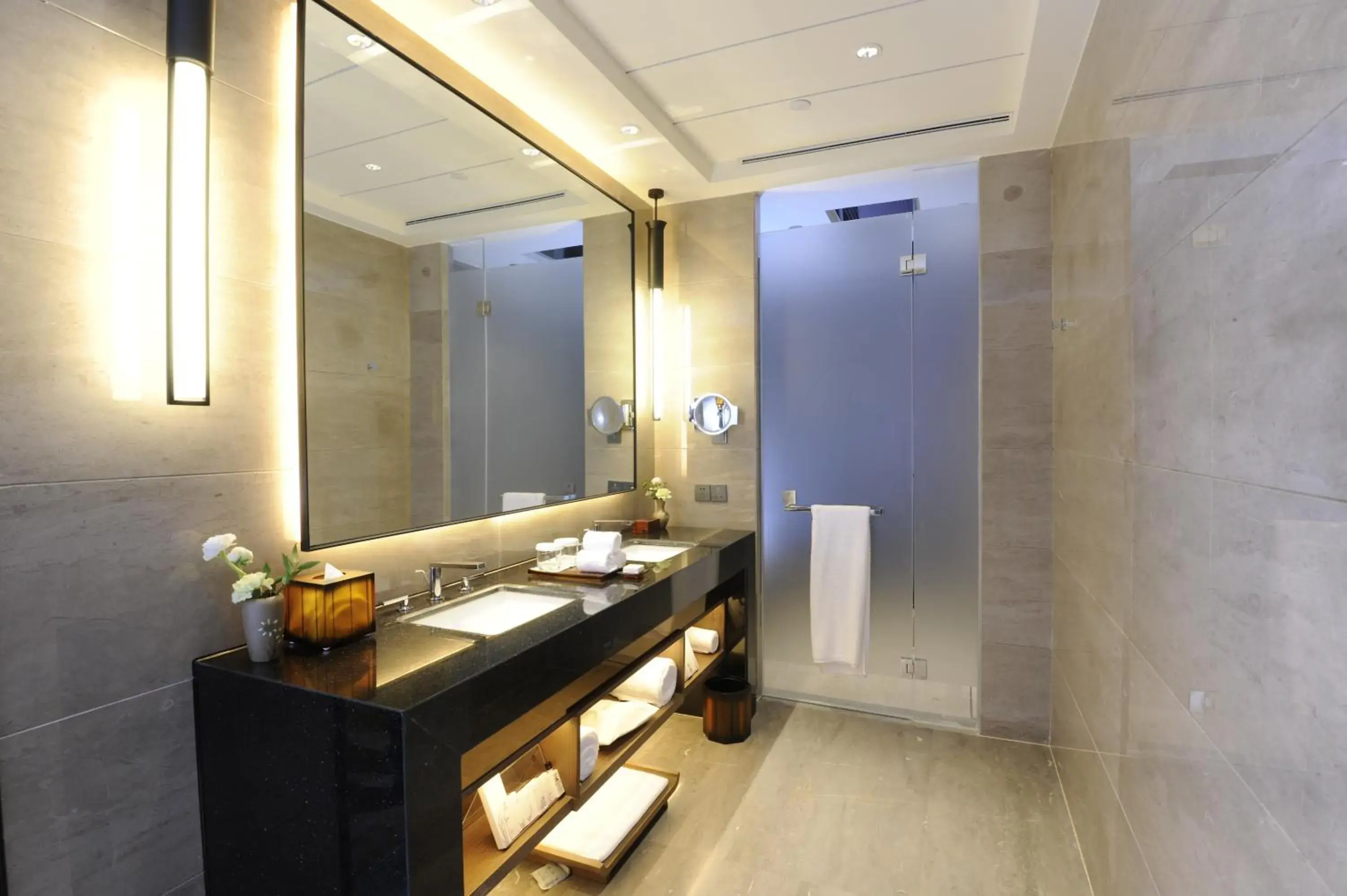 Twin Room with Lake View in Jinshuo Holiday Hotel Twin Room with Lake View in Jinshuo Holiday Hotel