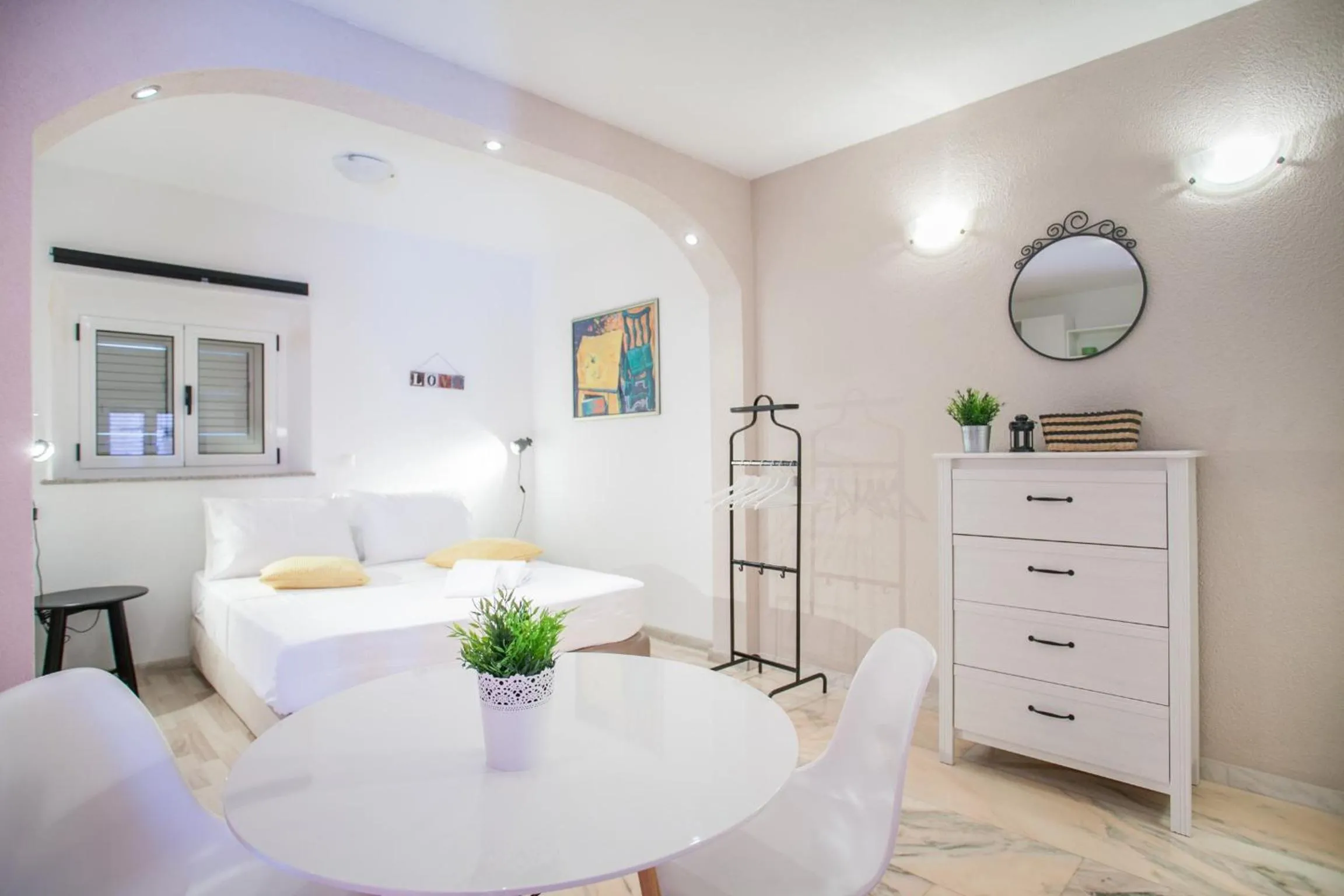 Seating area, Bed in Apartments Emotha